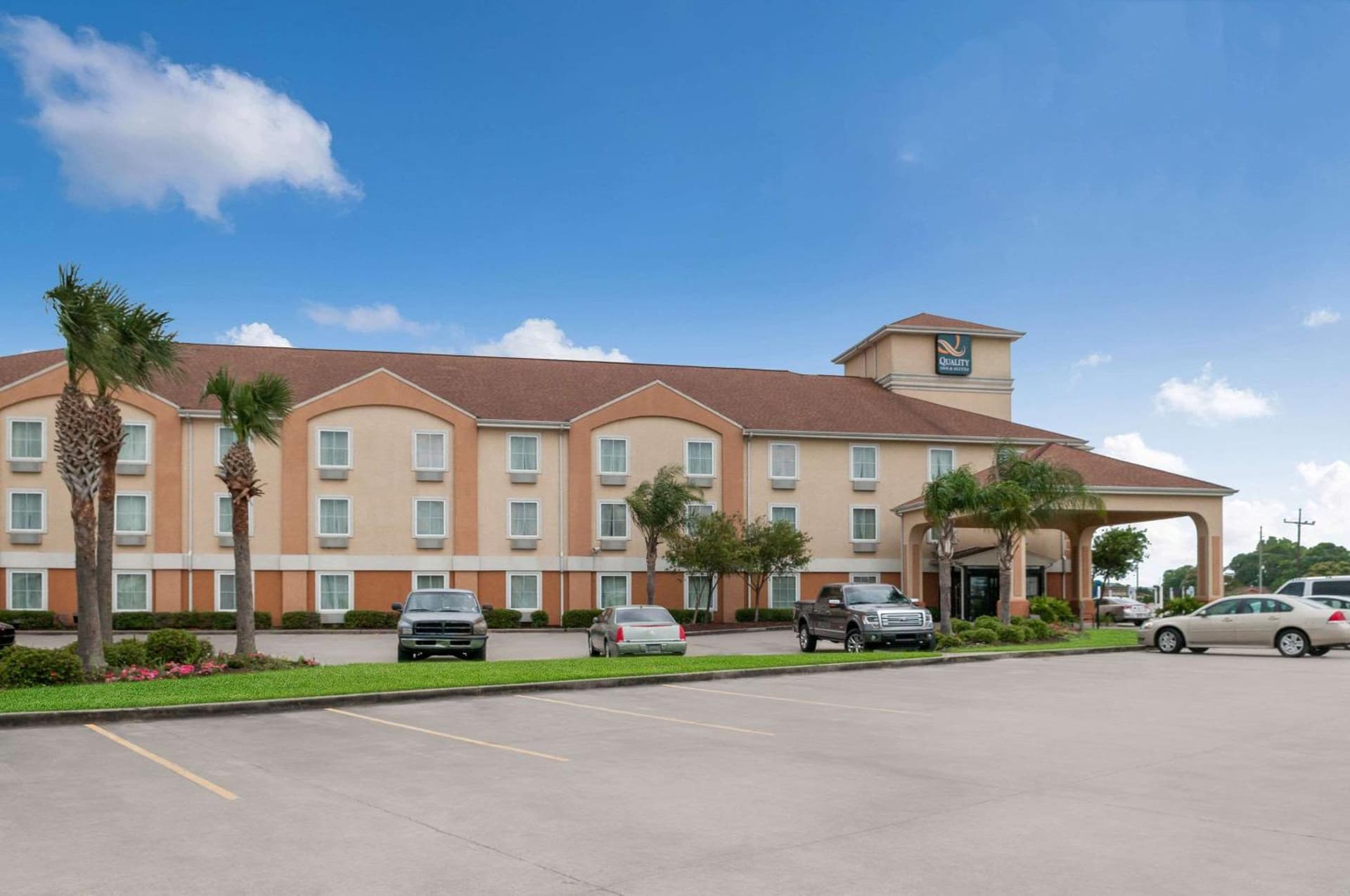 Quality Inn & Suites Houma interior in Houma, LA — gallery photo 2