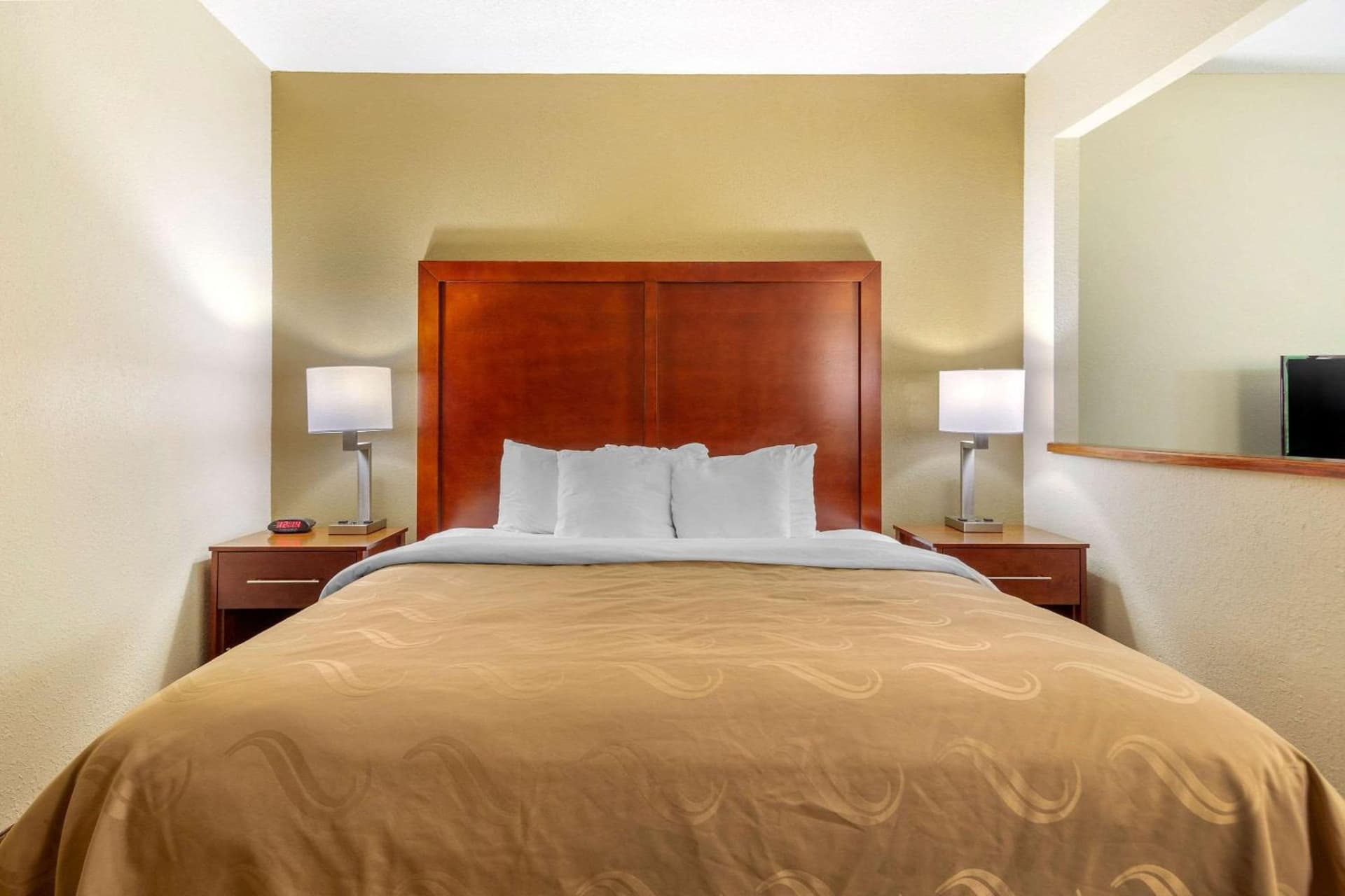 Quality Inn & Suites Olde Town interior in Portsmouth, VA — gallery photo 2