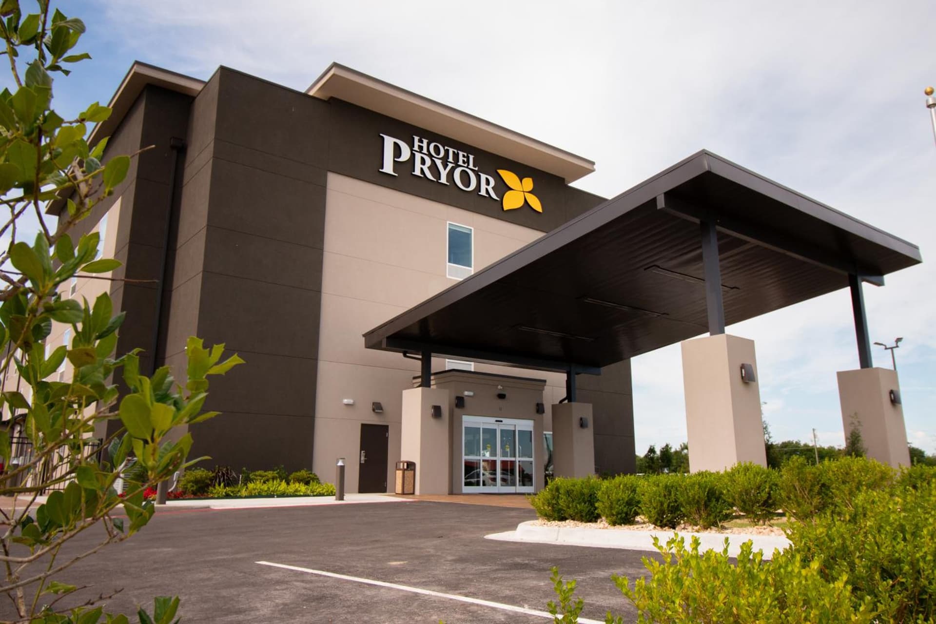 HOTEL PRYOR featured exterior or lobby in Pryor, OK — similar hotel