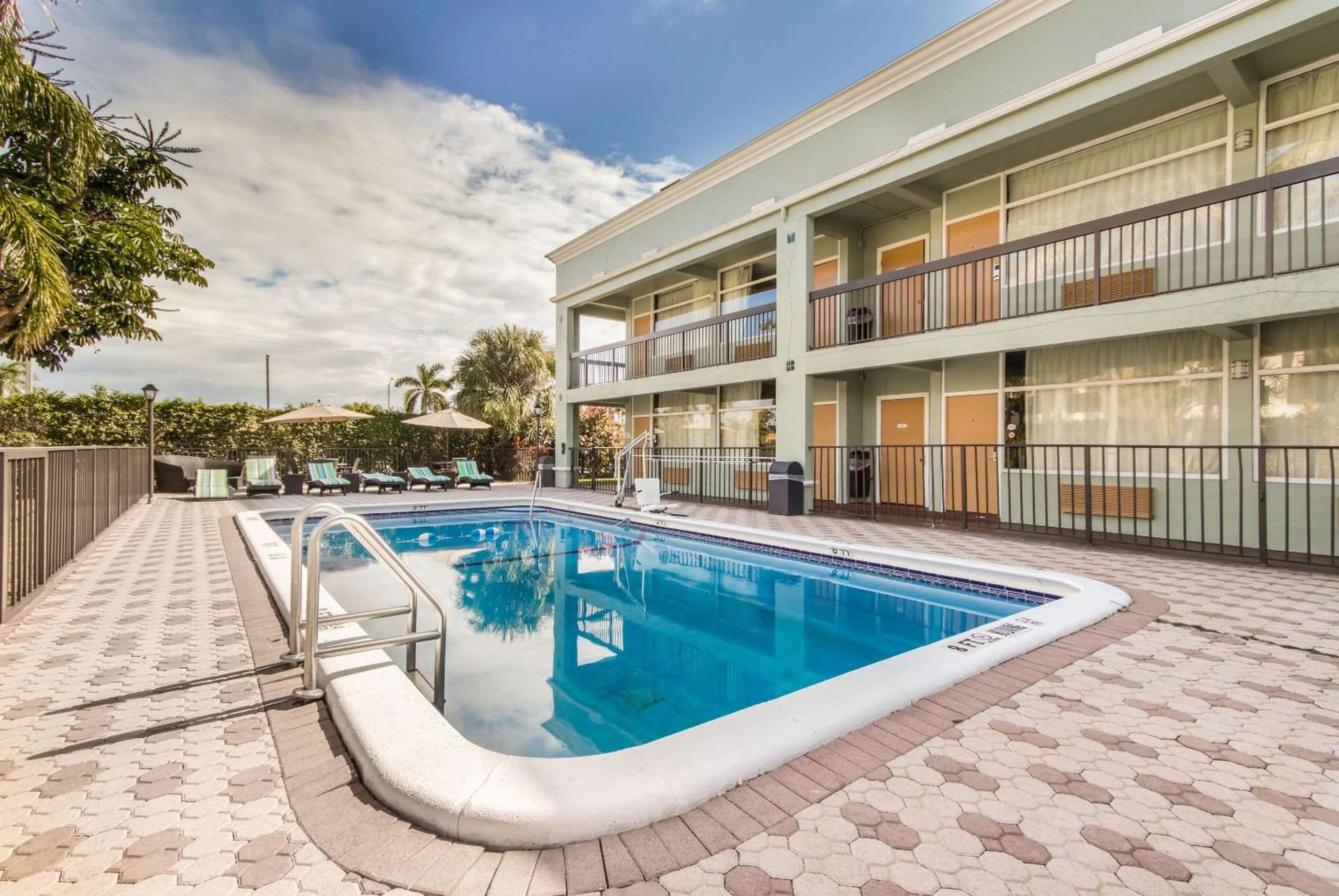 Quality Inn Boca Raton University Area interior in Boca Raton, FL — gallery photo 2