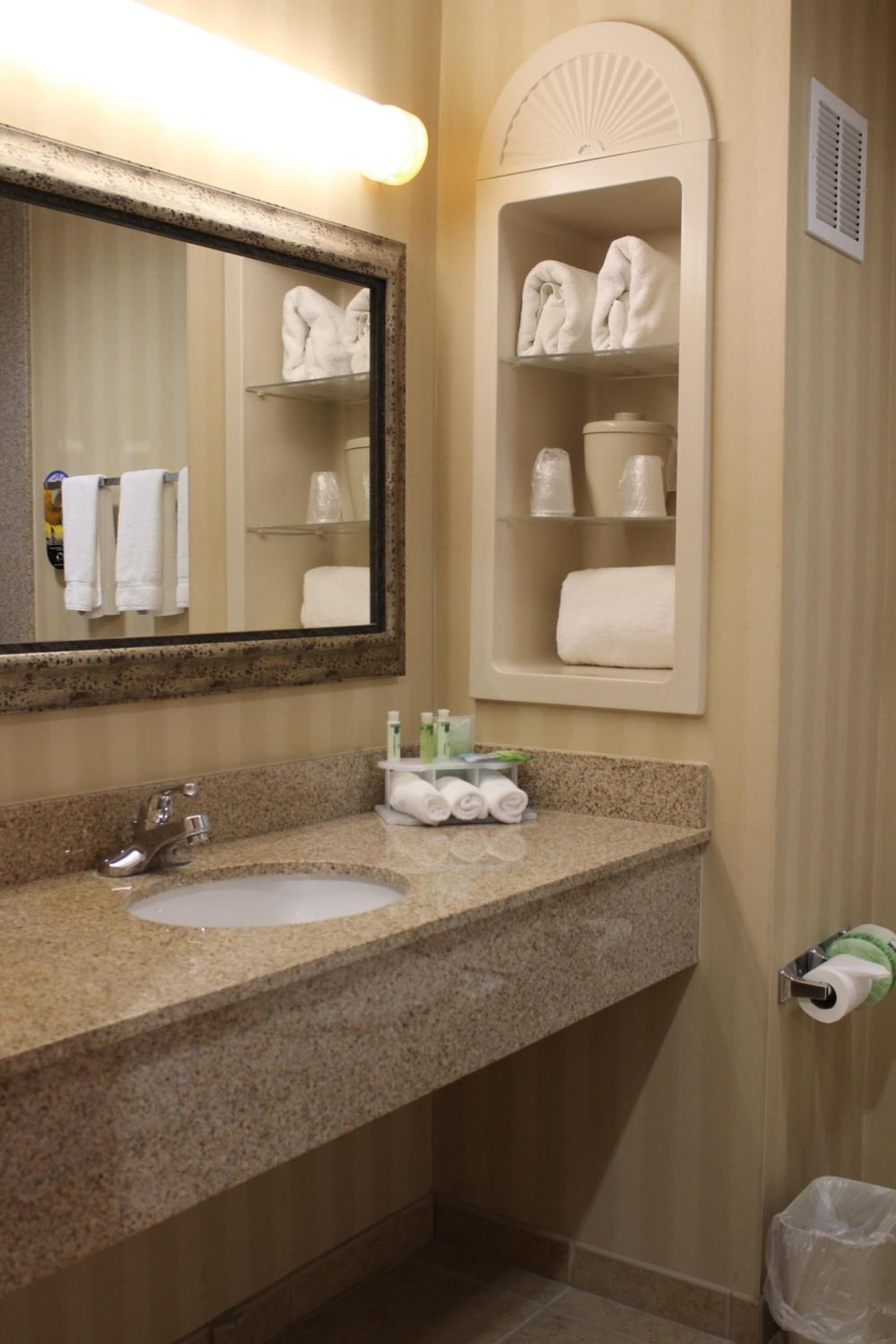 Holiday Inn Express Tehachapi by IHG property views in Tehachapi, CA — gallery photo 3