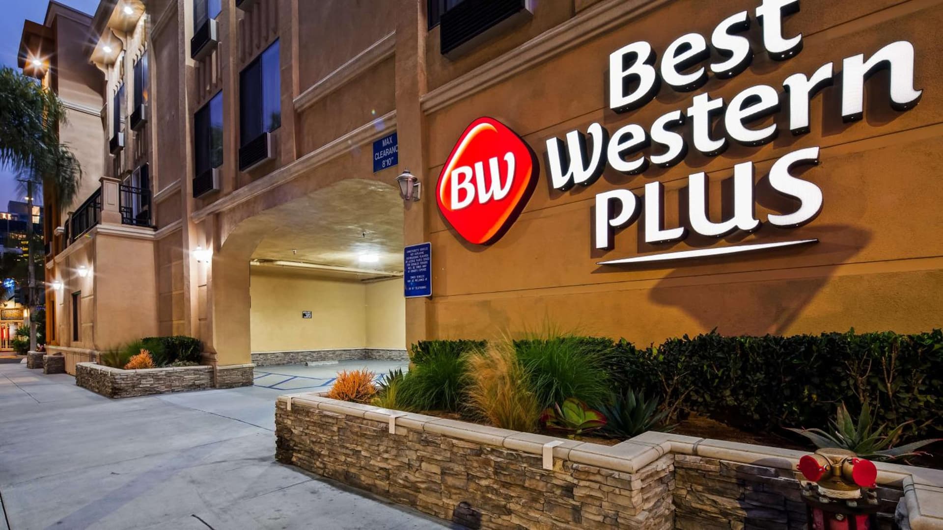 Best Western Plus Hotel at the Convention Center interior in Long Beach, CA — gallery photo 2