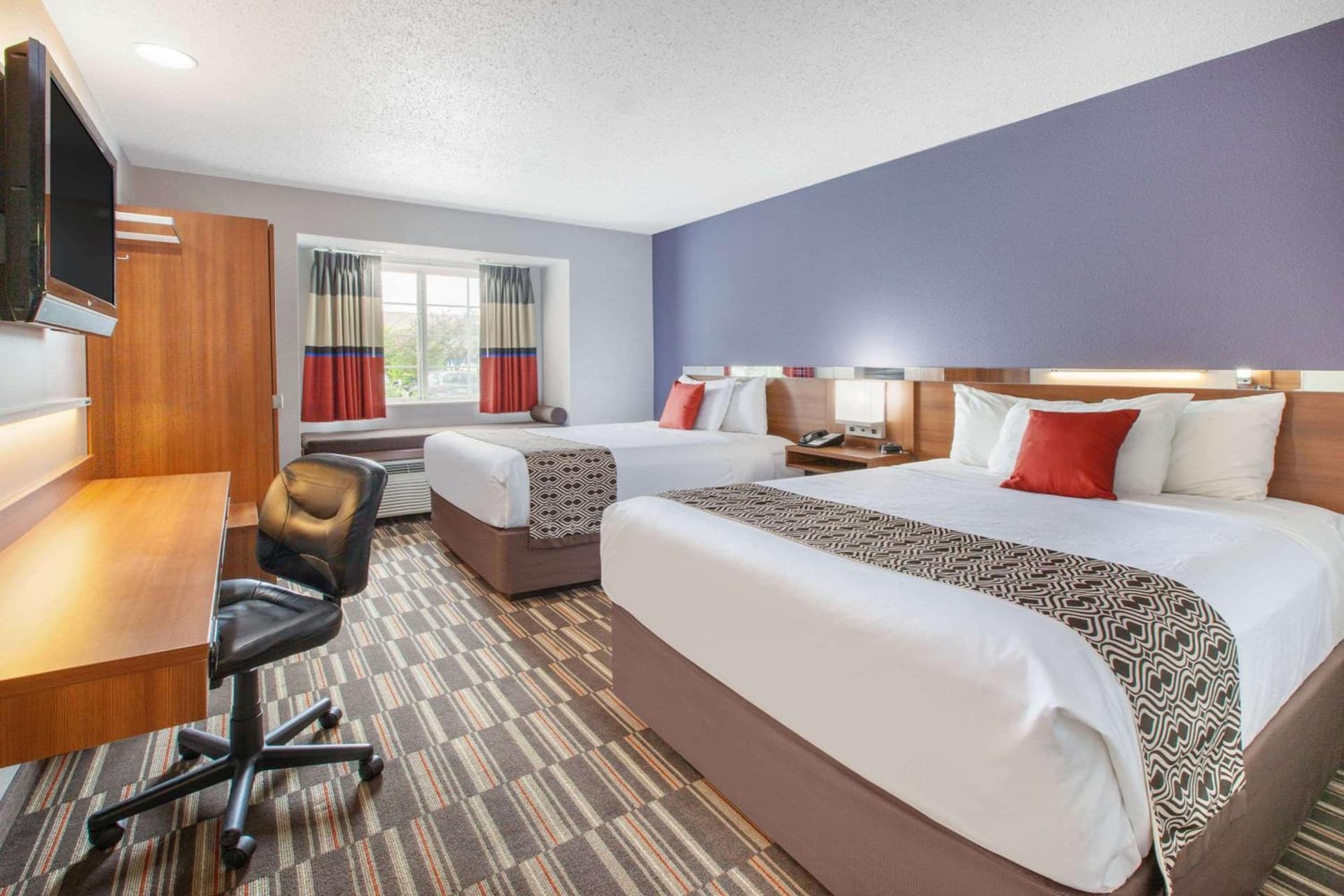 Microtel Inn & Suites by Wyndham Pittsburgh Airport interior in Robinson Township — gallery photo 2