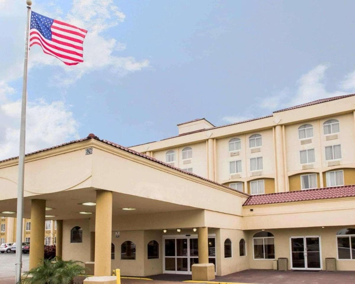 Quality Inn & Suites Orlando / Winter Park featured exterior or lobby in Orlando, FL — similar hotel