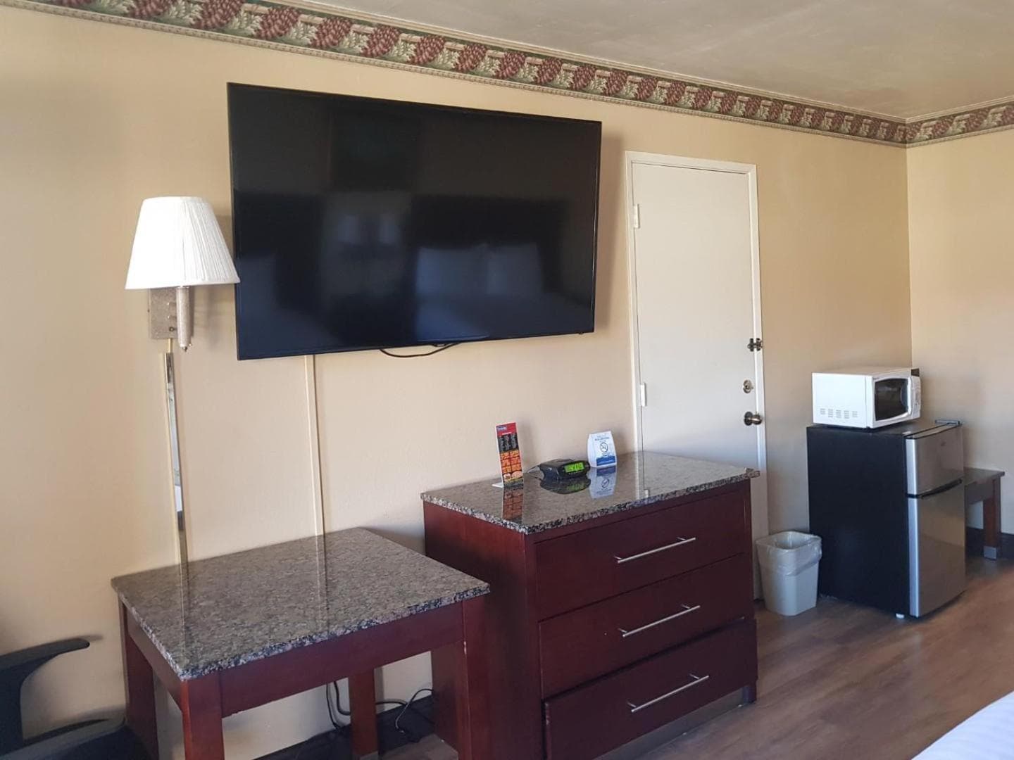 Travelodge by Wyndham Costa Mesa Newport Beach Hacienda gallery photo in Costa Mesa, CA — image 16