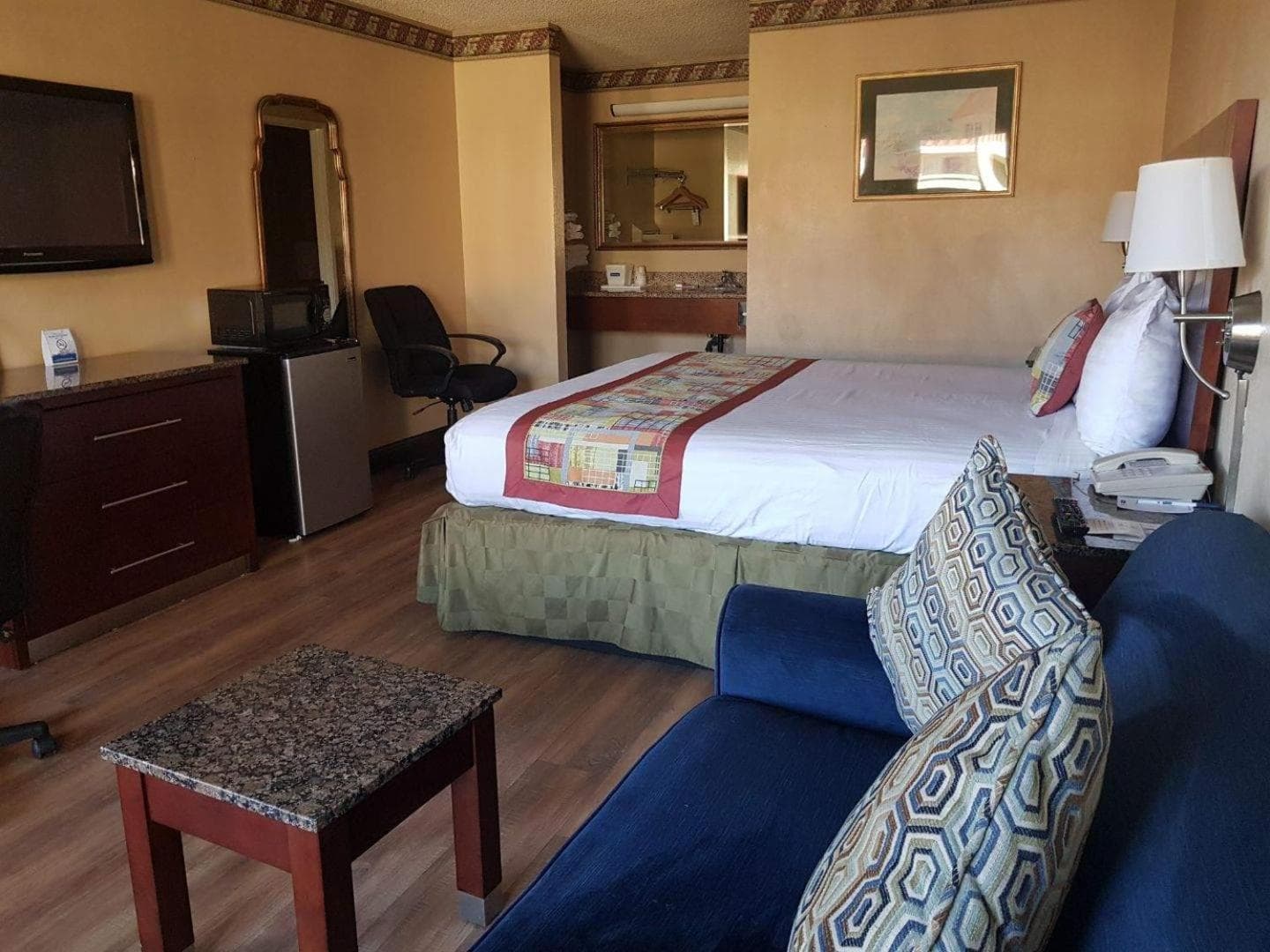 Travelodge by Wyndham Costa Mesa Newport Beach Hacienda gallery photo in Costa Mesa, CA — image 9