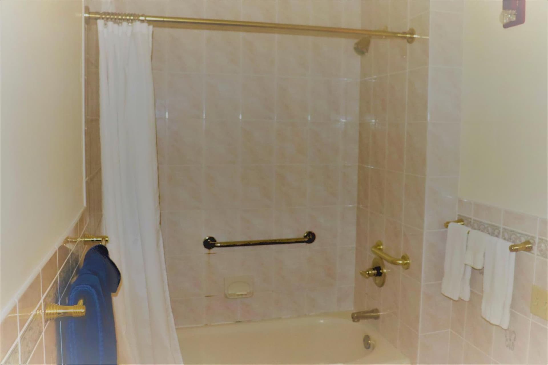 The Gables at Stirling Guest Hotel interior in Reading, PA — gallery photo 2