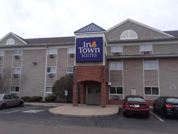 InTown Suites Extended Stay Cincinnati OH - Fairfield interior in Fairfield, OH — gallery photo 2