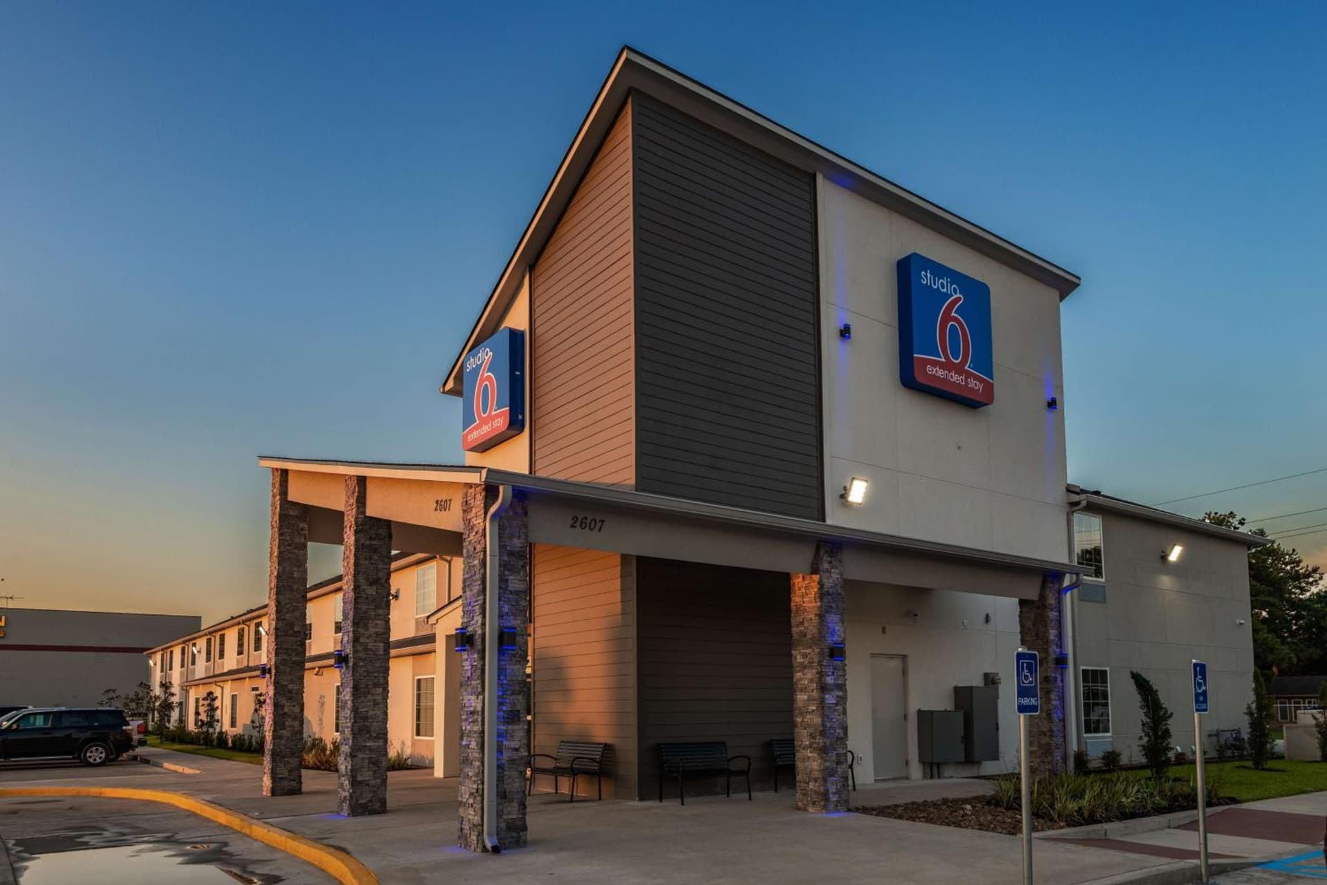 Studio 6 Lake Charles featured exterior or lobby in Lake Charles, LA — similar hotel