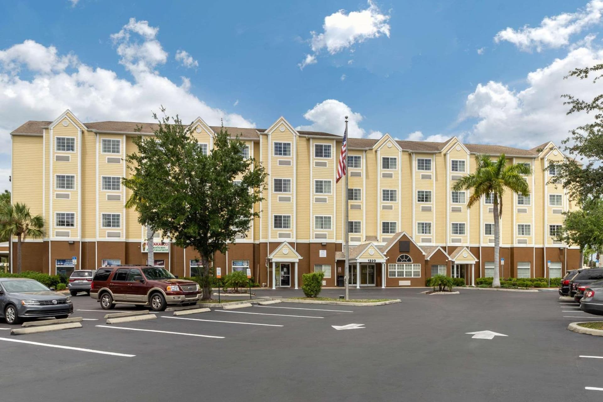 Quality Inn & Suites Lehigh Acres Fort Myers interior in Lehigh Acres, FL — gallery photo 2