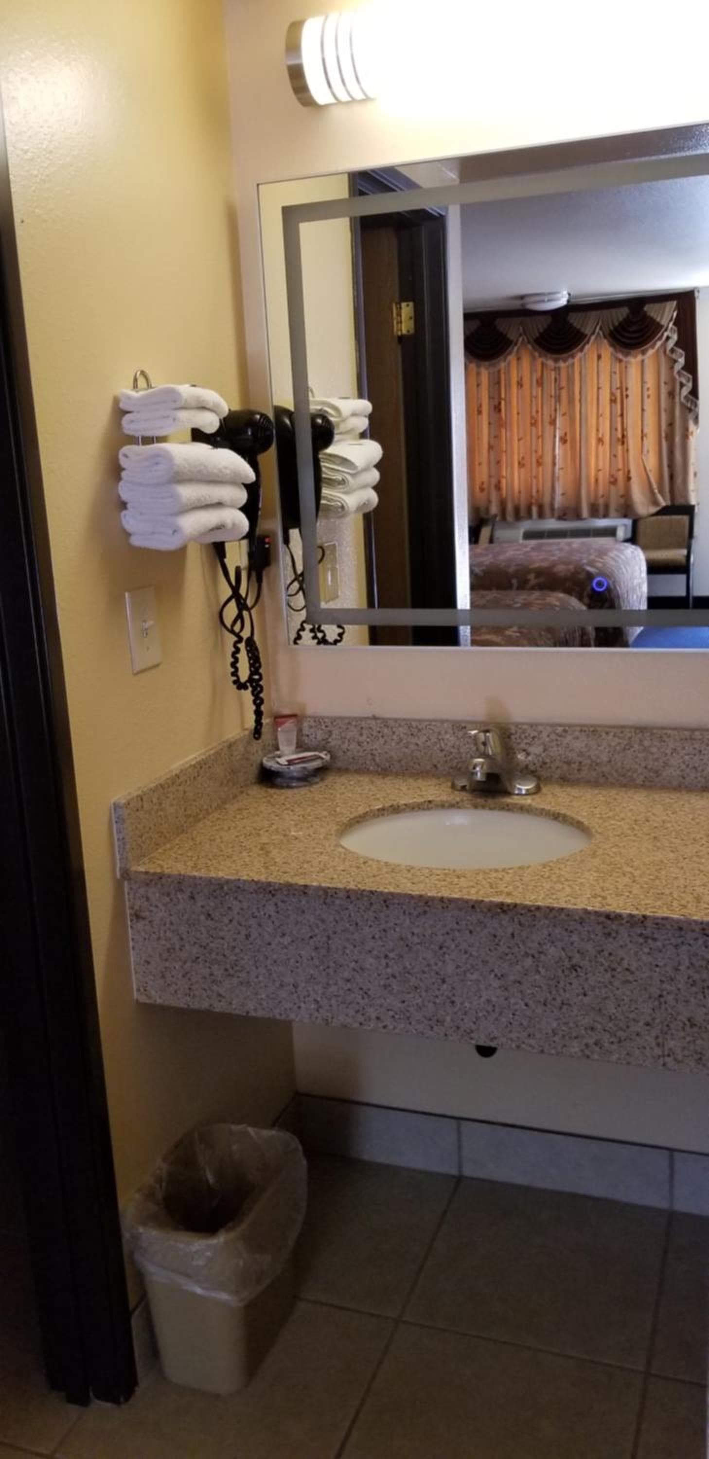 Days Inn by Wyndham Winnemucca interior in Winnemucca, NV — gallery photo 2