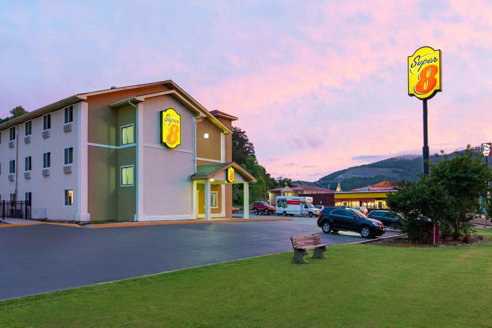 Super 8 by Wyndham Chattanooga Lookout Mountain TN interior in Chattanooga, TN — gallery photo 2
