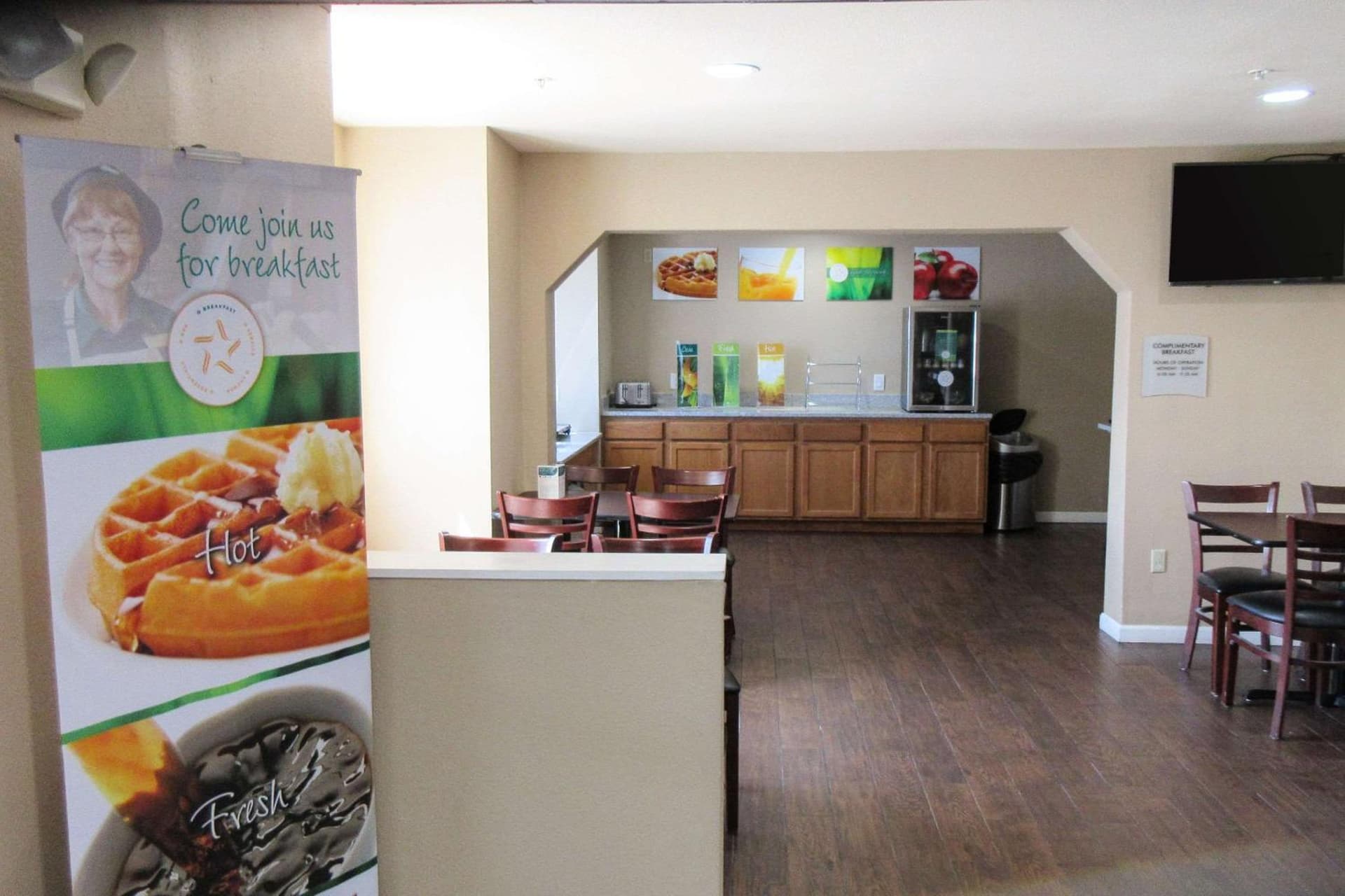 Quality Inn & Suites near NAS Fallon interior in Fallon, NV — gallery photo 2