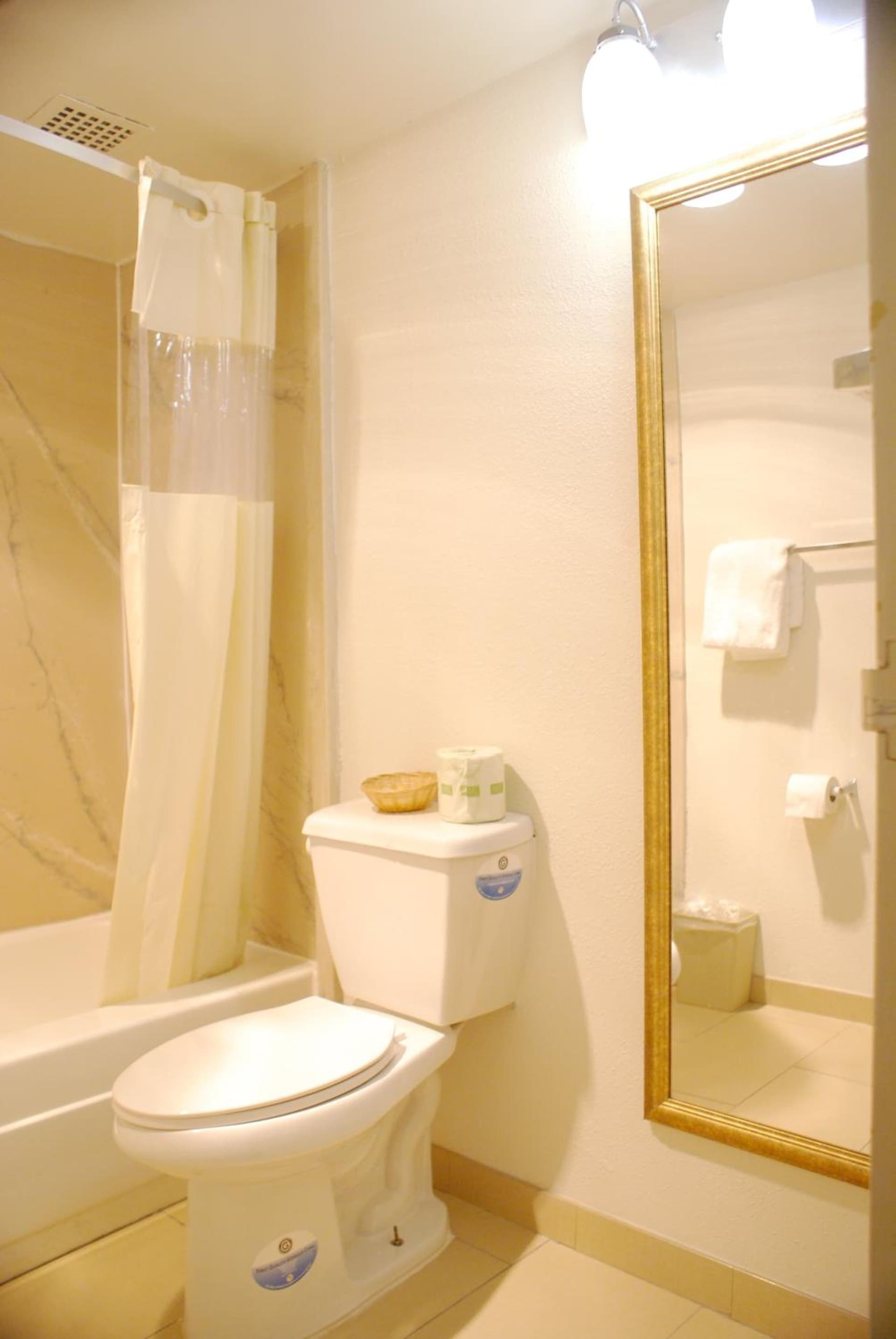 Days Inn by Wyndham Arlington Pentagon interior in Arlington, VA — gallery photo 2