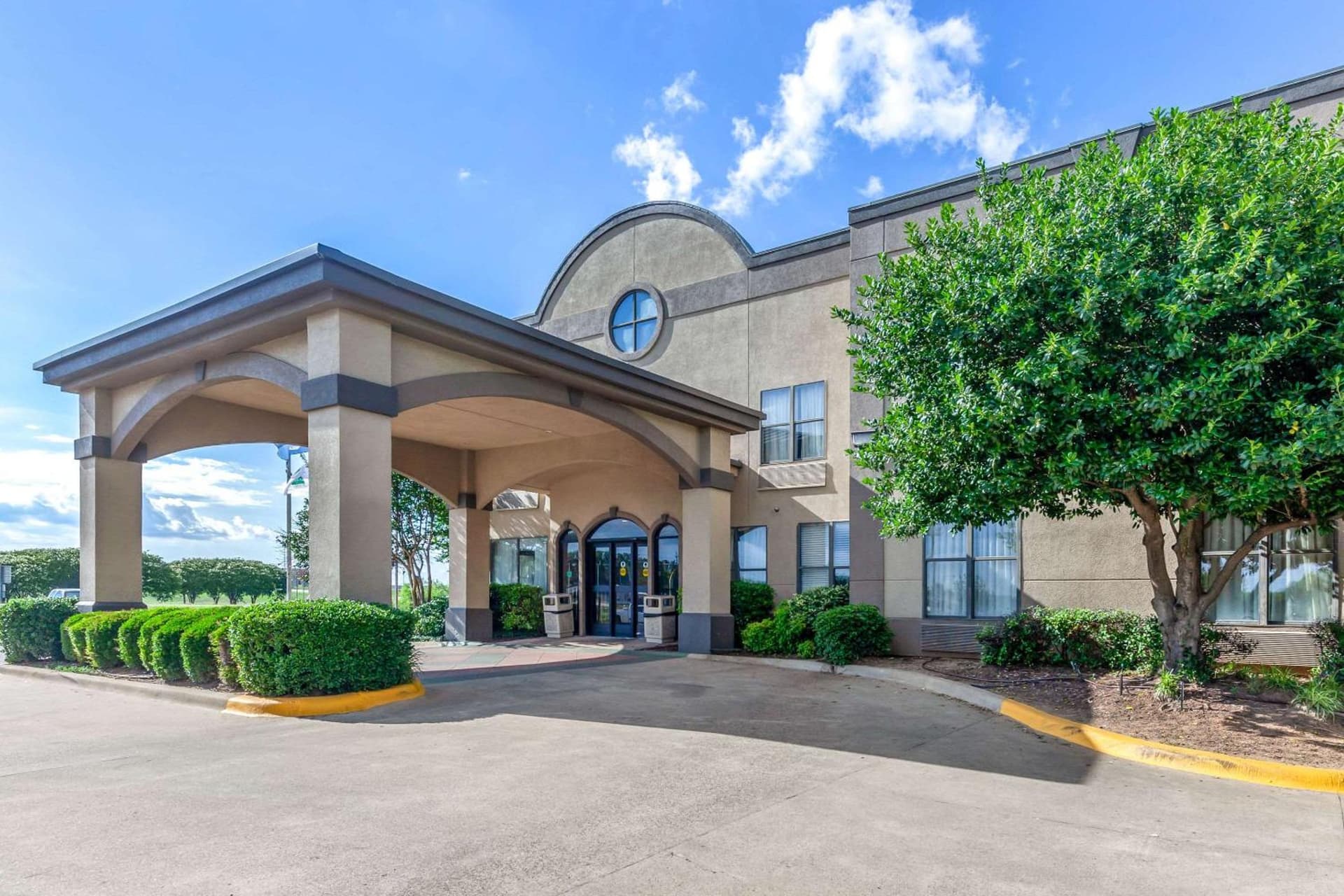 Quality Inn & Suites Durant featured exterior or lobby in Durant, OK — similar hotel