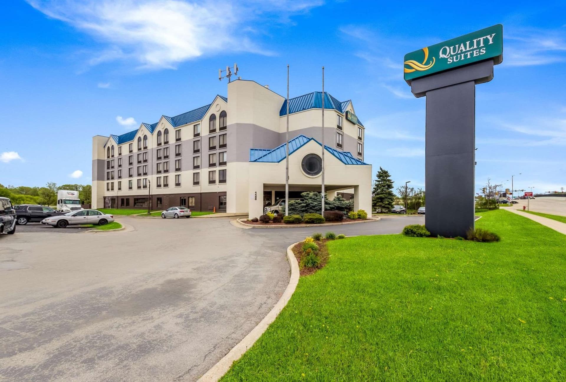 Quality Suites Milwaukee Airport featured exterior or lobby in Milwaukee, WI — similar hotel