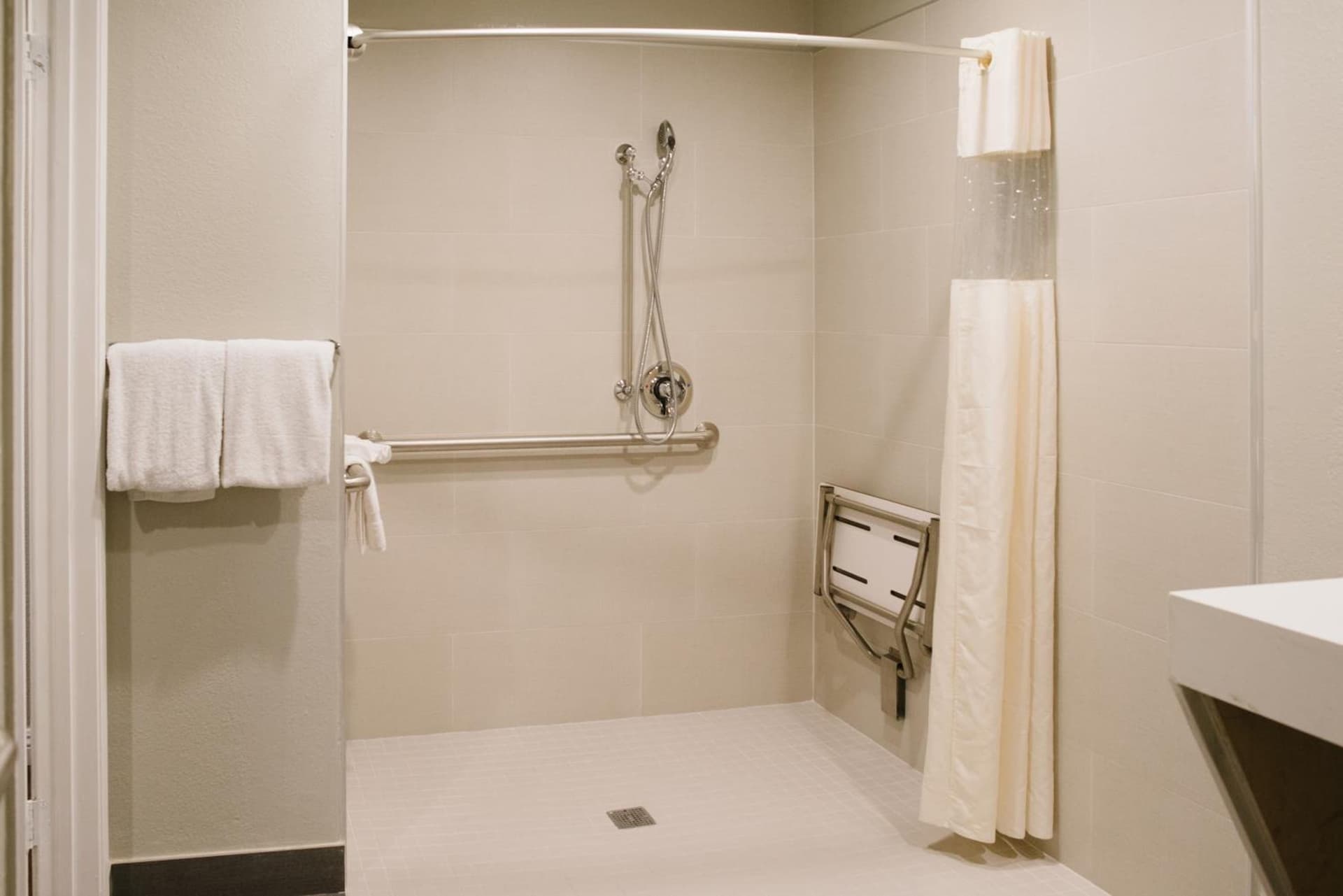 Alamo Inn and Suites - Convention Center gallery photo in Anaheim, CA — image 32