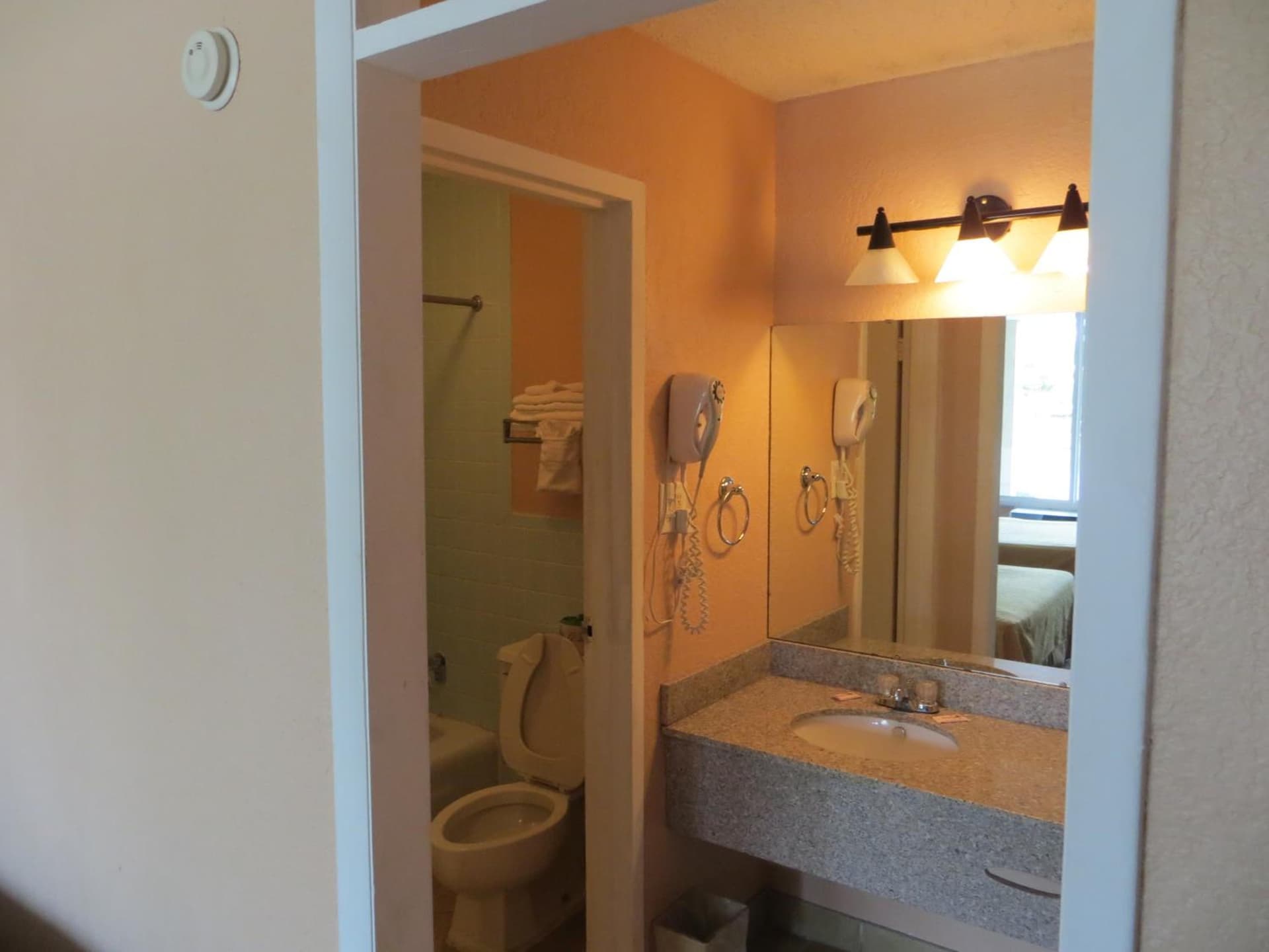 Americourt Extended Stays interior in Kingsport, TN — gallery photo 2