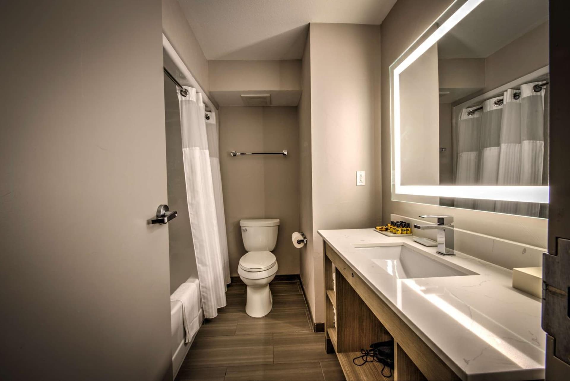 Best Western Plus Media Center Inn & Suites gallery photo in Burbank, CA — image 8
