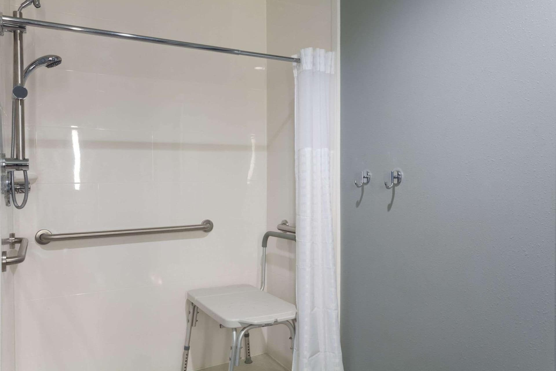 La Quinta by Wyndham Ft. Myers - Sanibel Gateway interior in Fort Myers, FL — gallery photo 2