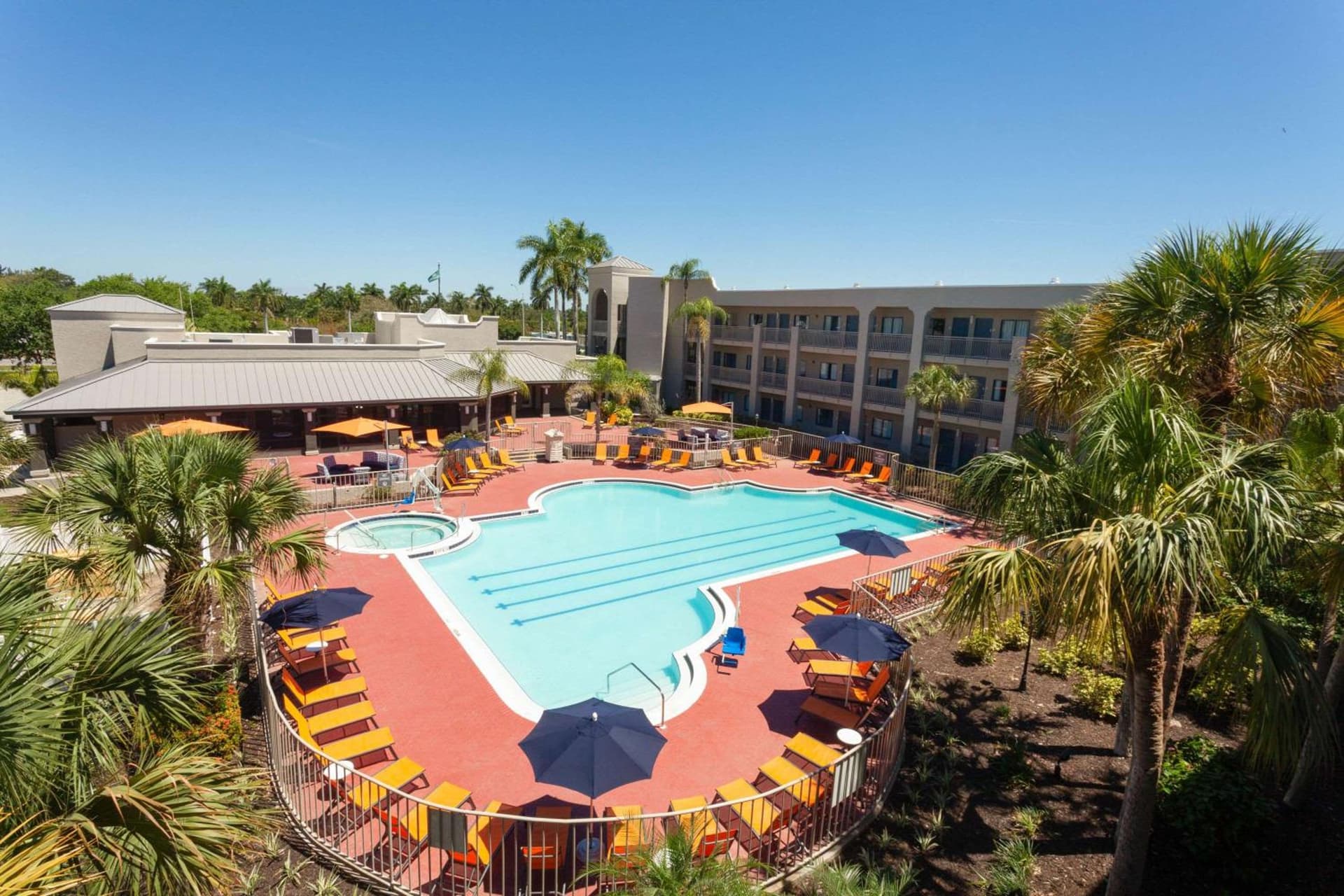 La Quinta by Wyndham Ft. Myers - Sanibel Gateway interior in Fort Myers, FL — gallery photo 2