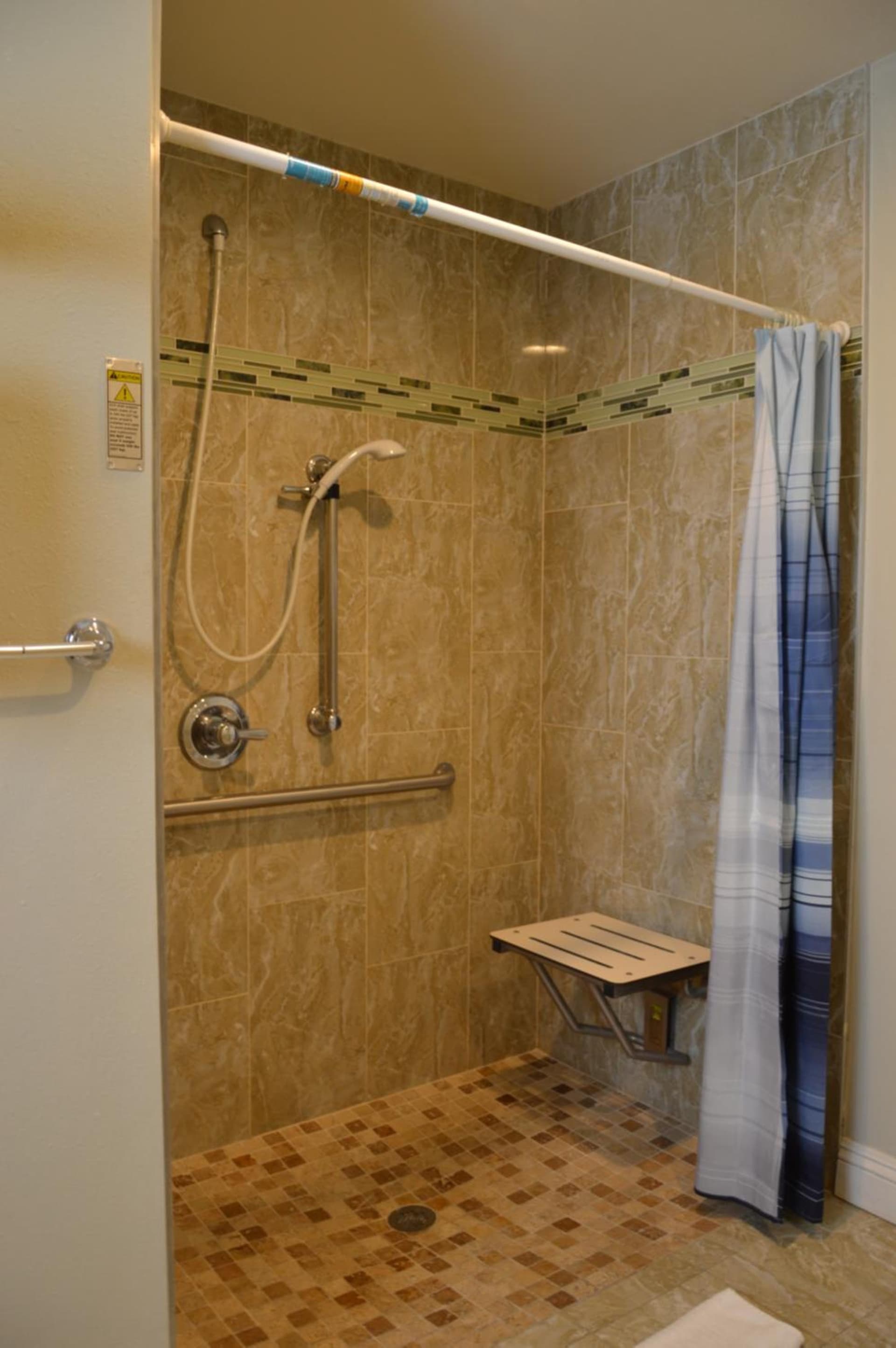 El Rey Inn - LAX property views in Gardena, CA — gallery photo 3