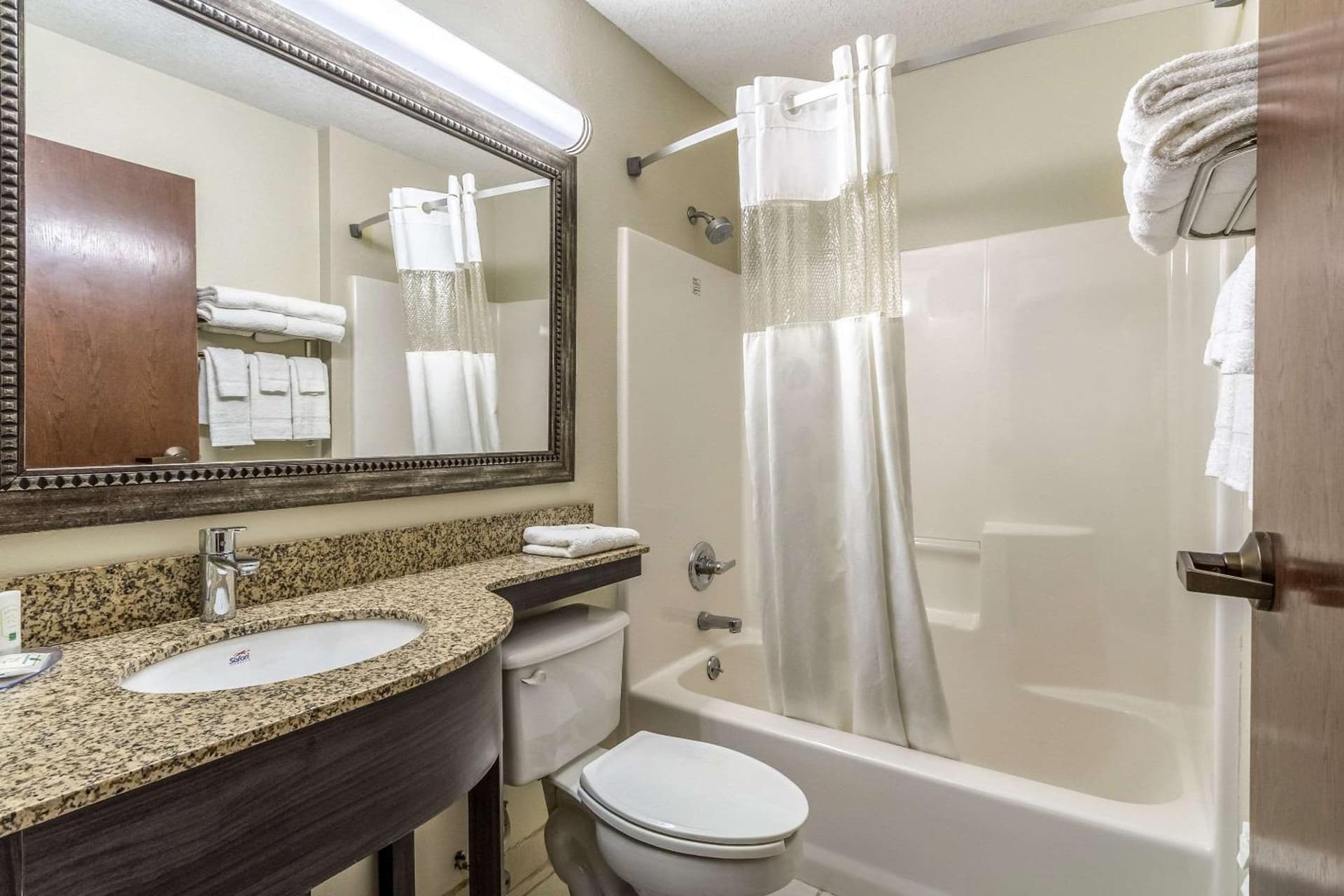 Quality Inn & Suites North Lima - Boardman gallery photo in North Lima, OH — image 40