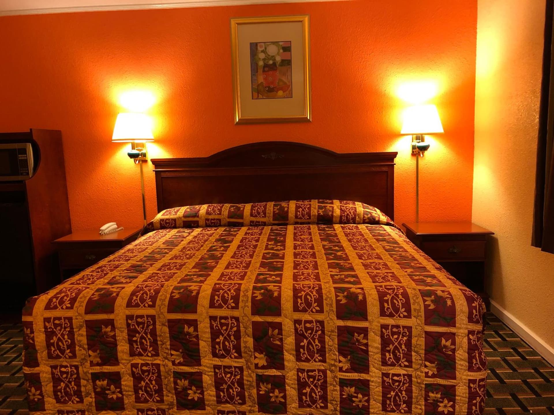 Deluxe Inn interior in Natchez, MS — gallery photo 2