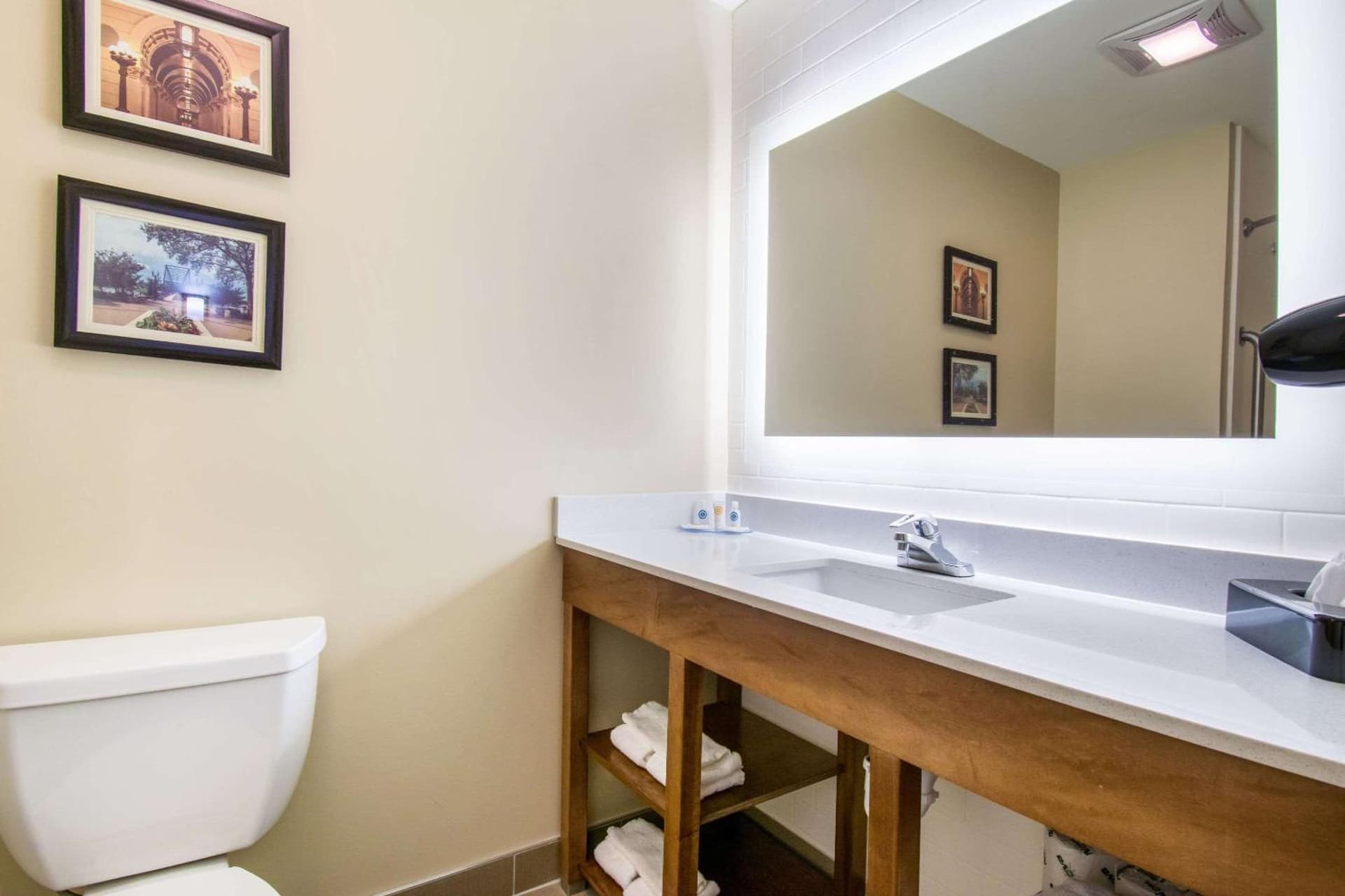 Comfort Inn & Suites Harrisburg - Hershey West gallery photo in Harrisburg, PA — image 23