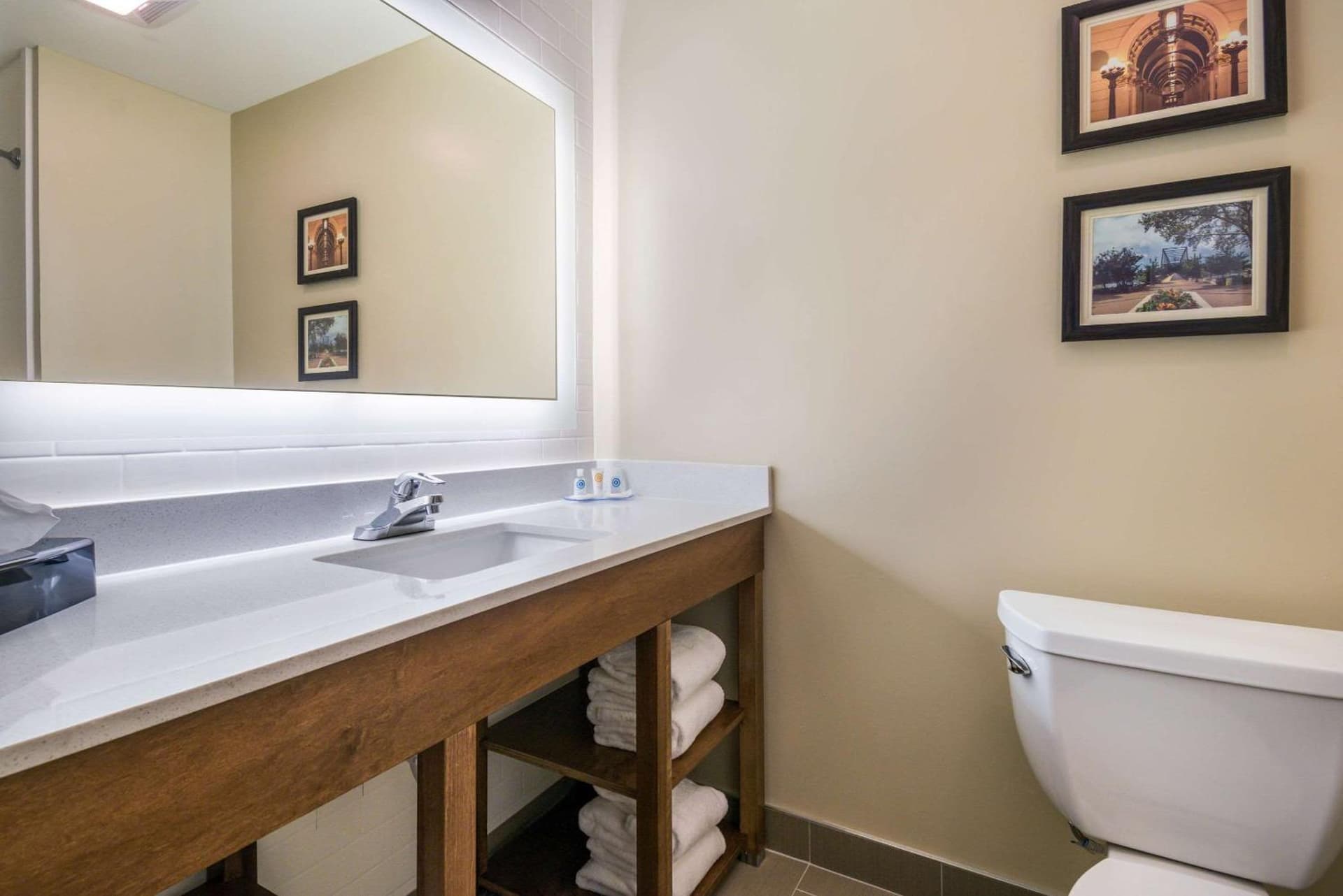 Comfort Inn & Suites Harrisburg - Hershey West gallery photo in Harrisburg, PA — image 42