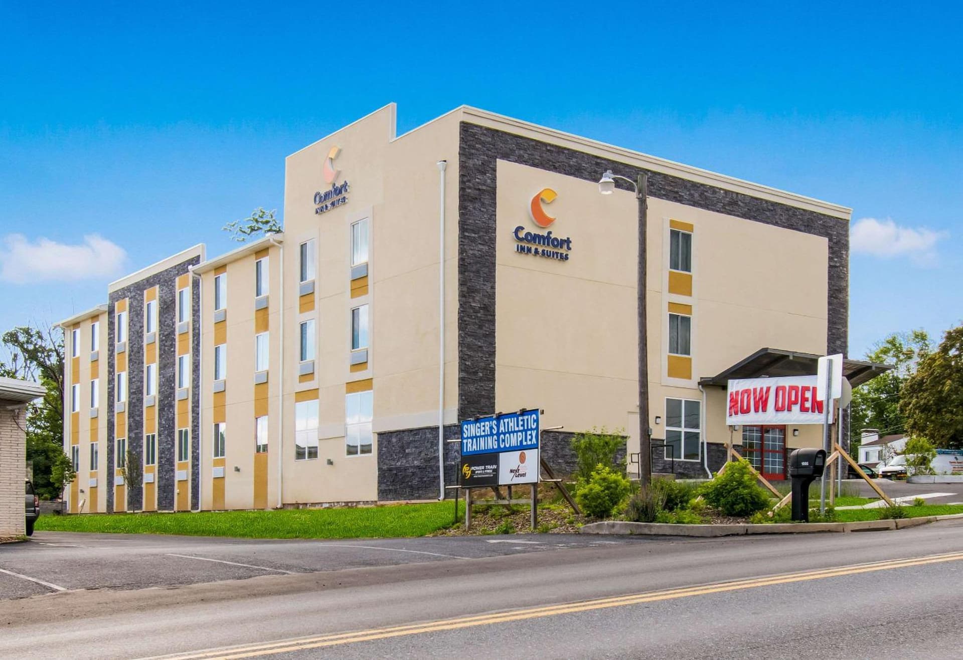 Comfort Inn & Suites Harrisburg - Hershey West interior in Harrisburg, PA — gallery photo 2