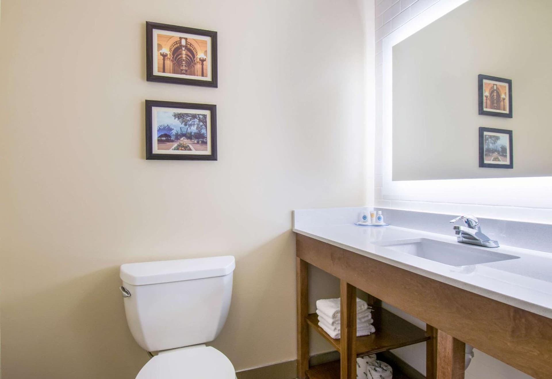 Comfort Inn & Suites Harrisburg - Hershey West gallery photo in Harrisburg, PA — image 7