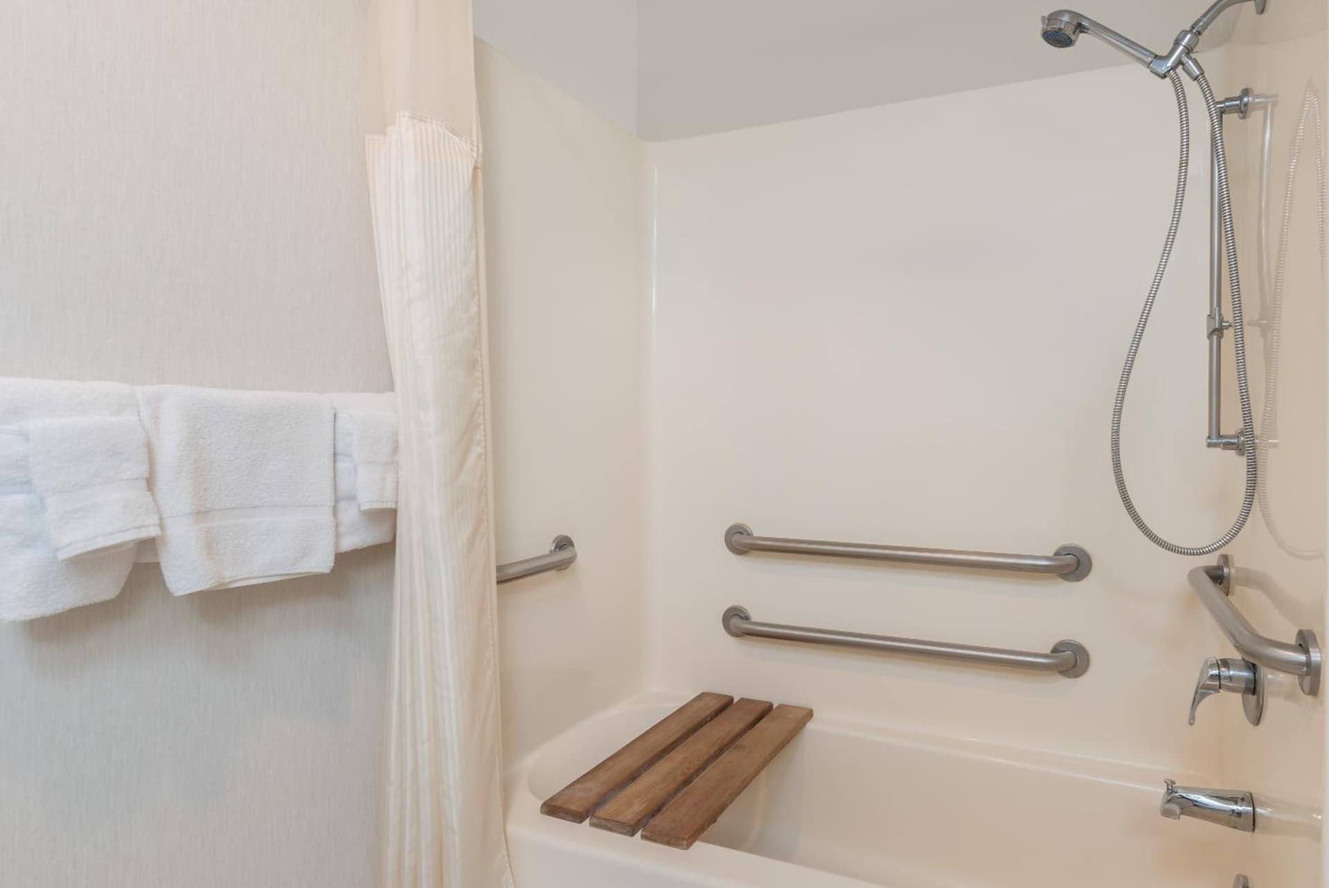 Baymont by Wyndham Hot Springs property views in Hot Springs, SD — gallery photo 3