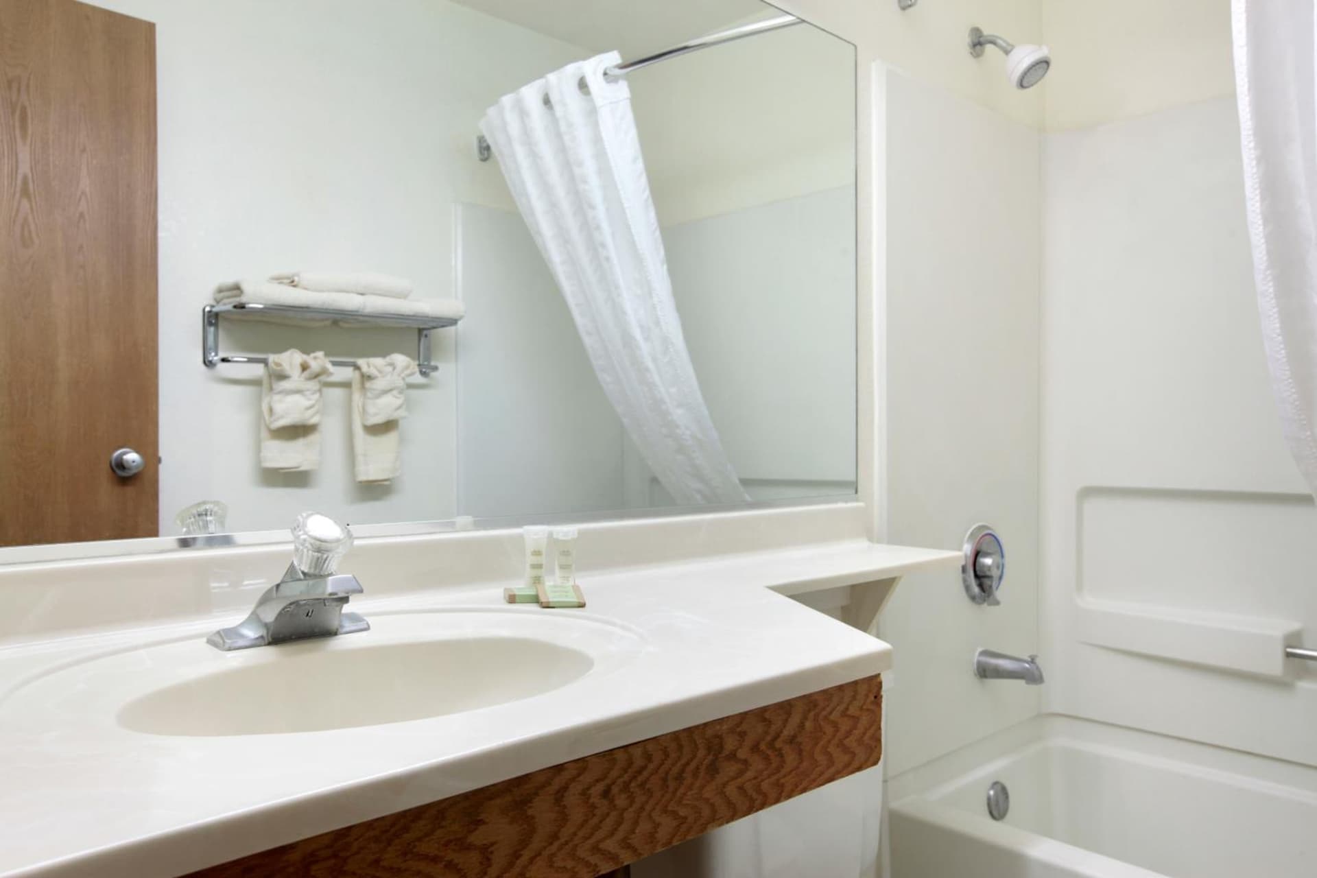 Rodeway Inn & Suites Chandler - Phoenix South I-10 gallery photo in Chandler, AZ — image 7