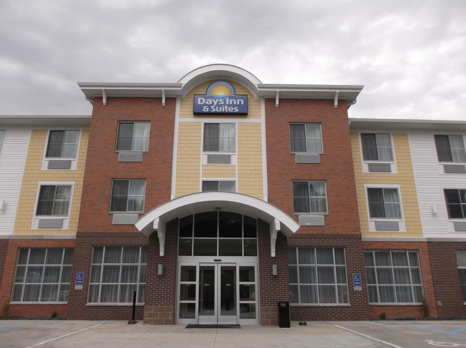Days Inn & Suites by Wyndham Caldwell interior in Caldwell, OH — gallery photo 2