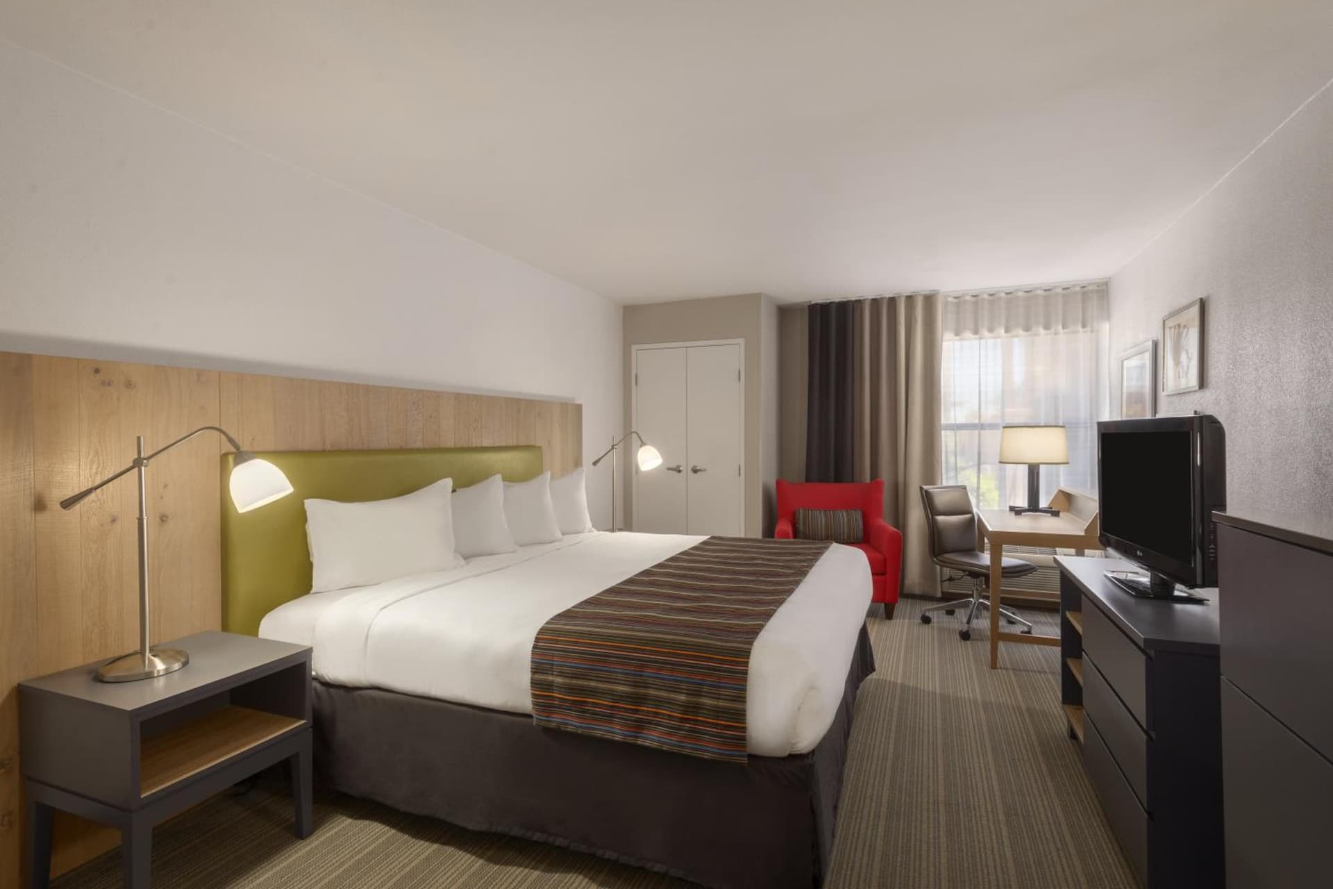 GreenTree Inn & Suites Phoenix Sky Harbor interior in Phoenix, AZ — gallery photo 2