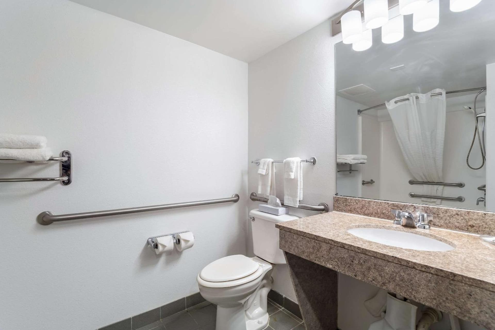 Quality Inn & Suites Augusta I-20 interior in Augusta, GA — gallery photo 2