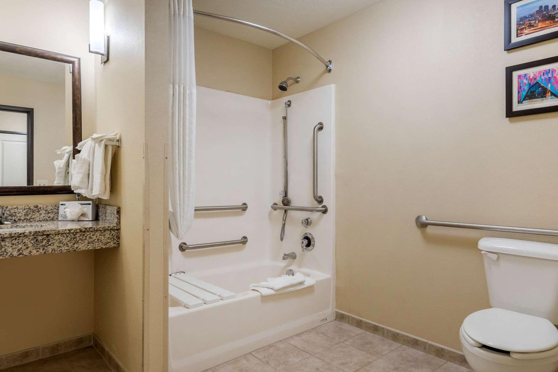 Comfort Suites Speedway - Kansas City gallery photo in Kansas City, KS — image 14