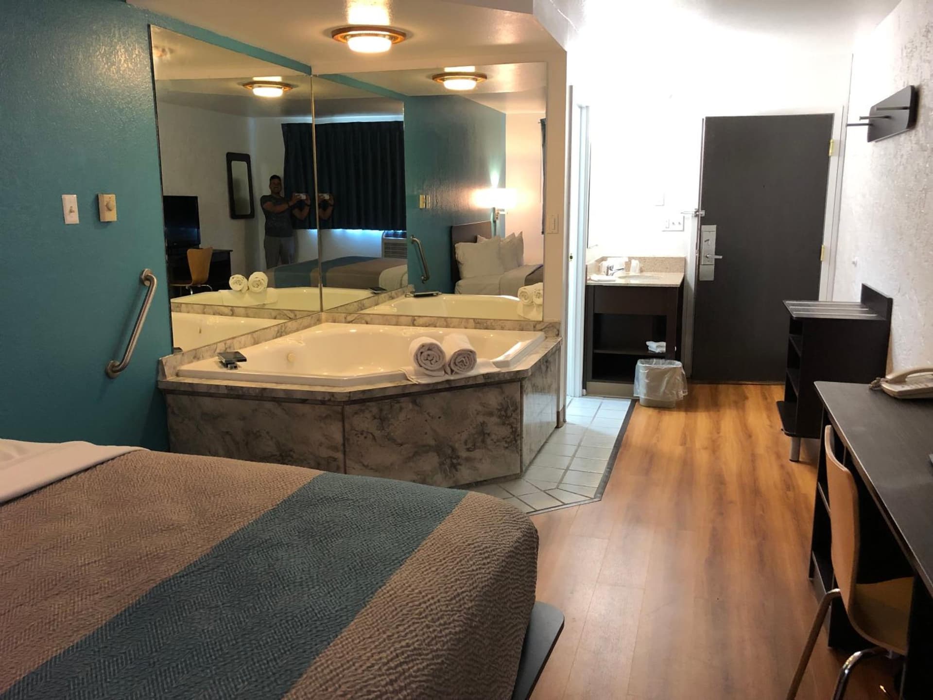 Days Inn by Wyndham La Crosse interior in La Crosse, WI — gallery photo 2