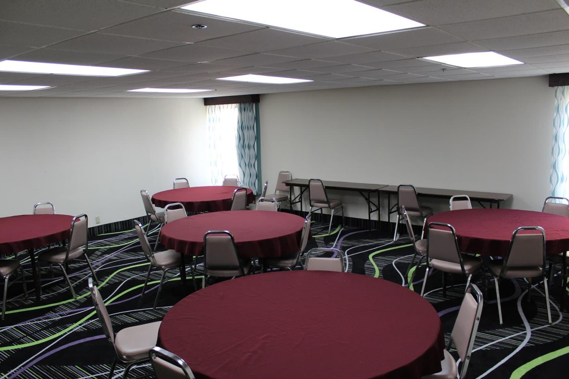 La Quinta Inn by Wyndham Davenport & Conference Center gallery photo in Davenport, IA — image 39