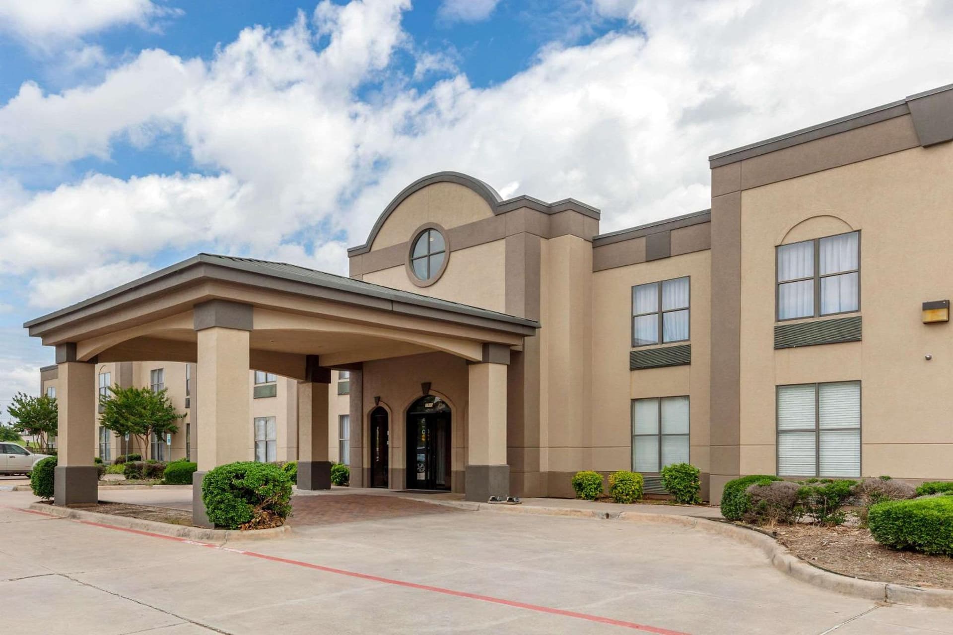Quality Suites Sherman featured exterior or lobby in Sherman, TX — similar hotel