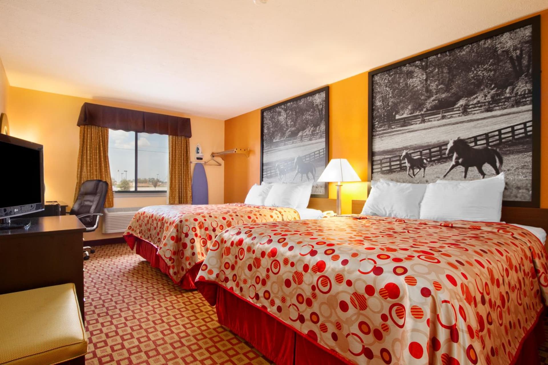 Super 8 South by Wyndham interior in Bowling Green, KY — gallery photo 2