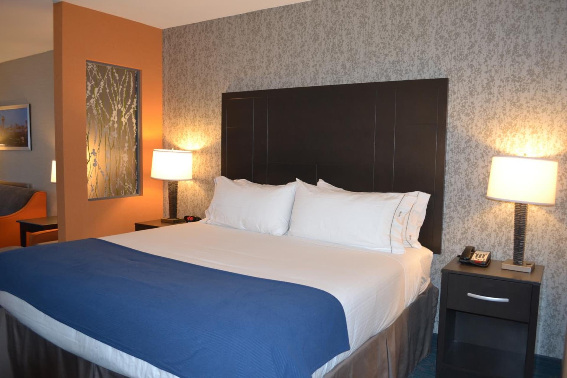Holiday Inn Express Hotel & Suites Knoxville by IHG interior in Knoxville, TN — gallery photo 2