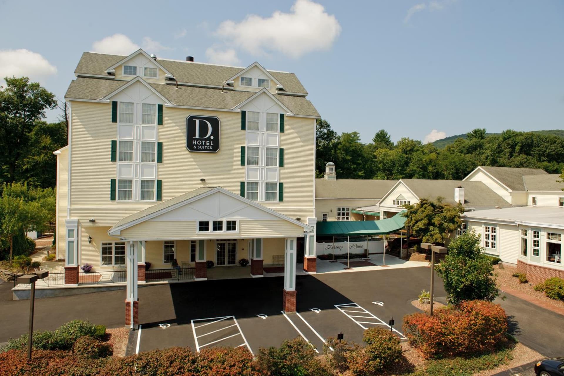 D. Hotel Suites & Spa gallery photo in Holyoke, MA — image 25
