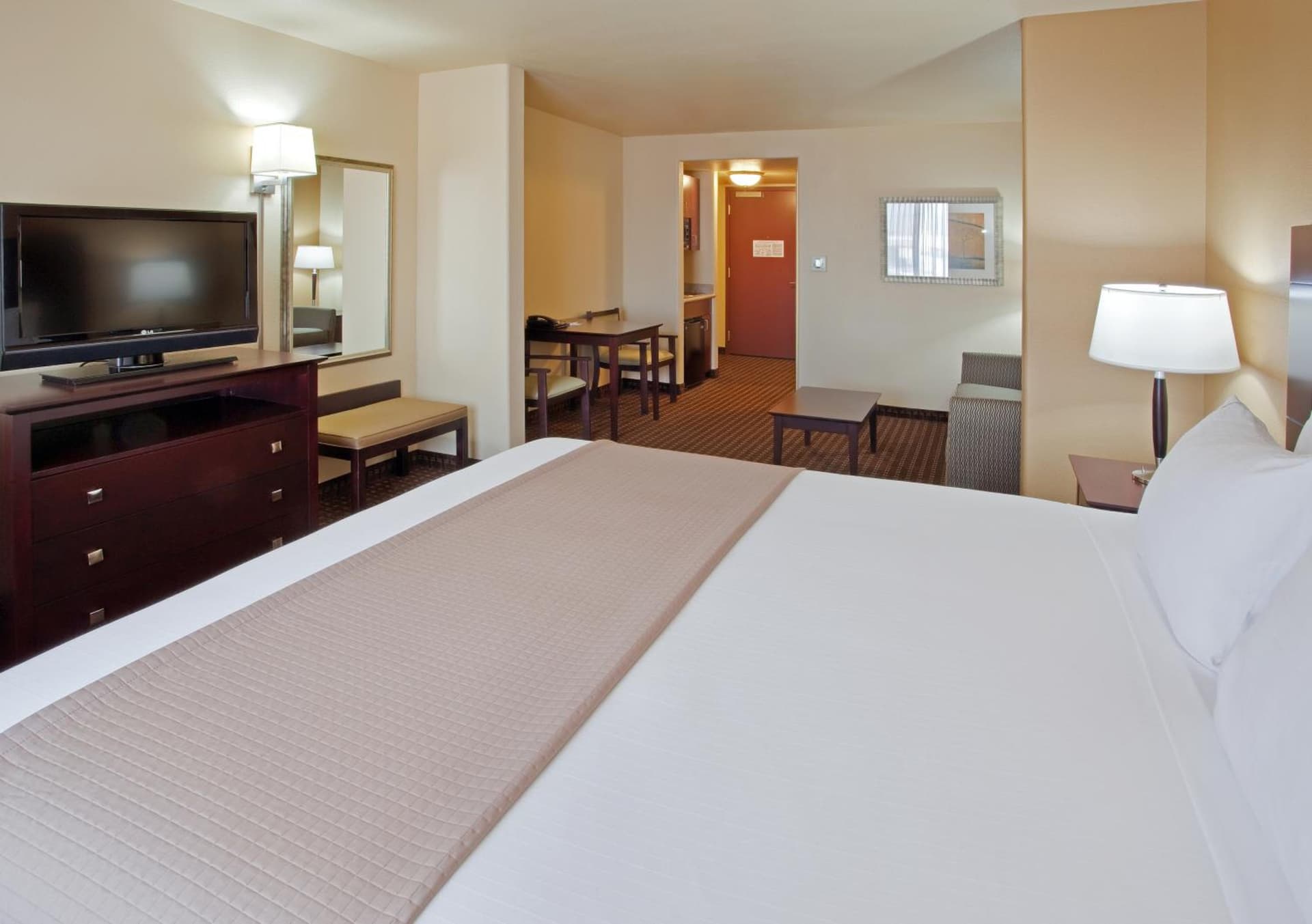 Holiday Inn Express & Suites Dinuba West by IHG property views in Dinuba, CA — gallery photo 3