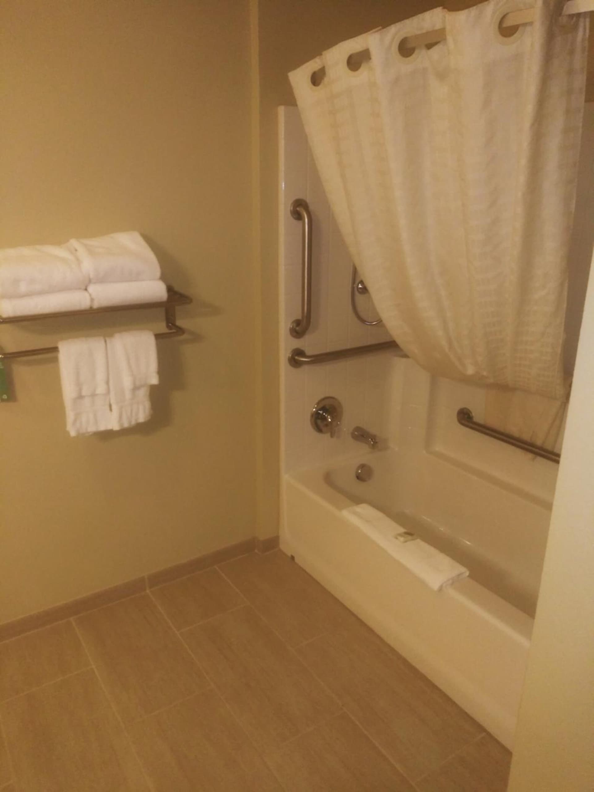 Cobblestone Hotel & Suites - Harborcreek gallery photo in Erie, PA — image 20