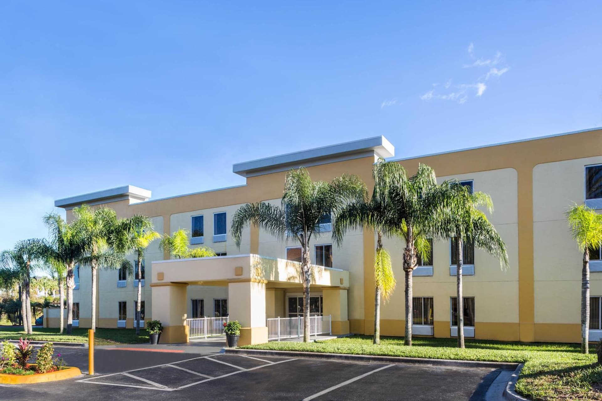 La Quinta by Wyndham Orlando Universal area - Free Shuttle to Universal gallery photo in Orlando, FL — image 6