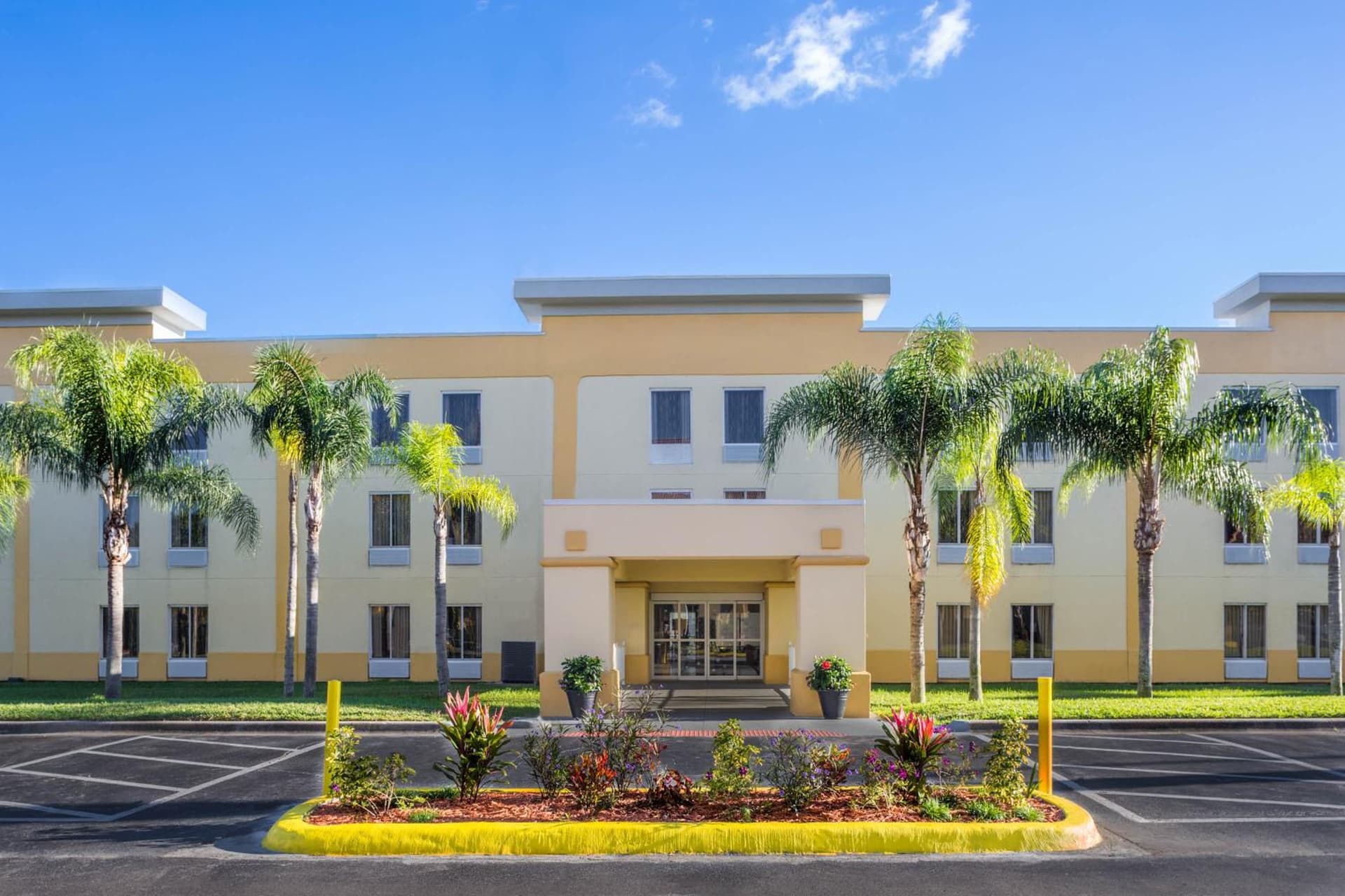 La Quinta by Wyndham Orlando Universal area - Free Shuttle to Universal interior in Orlando, FL — gallery photo 2