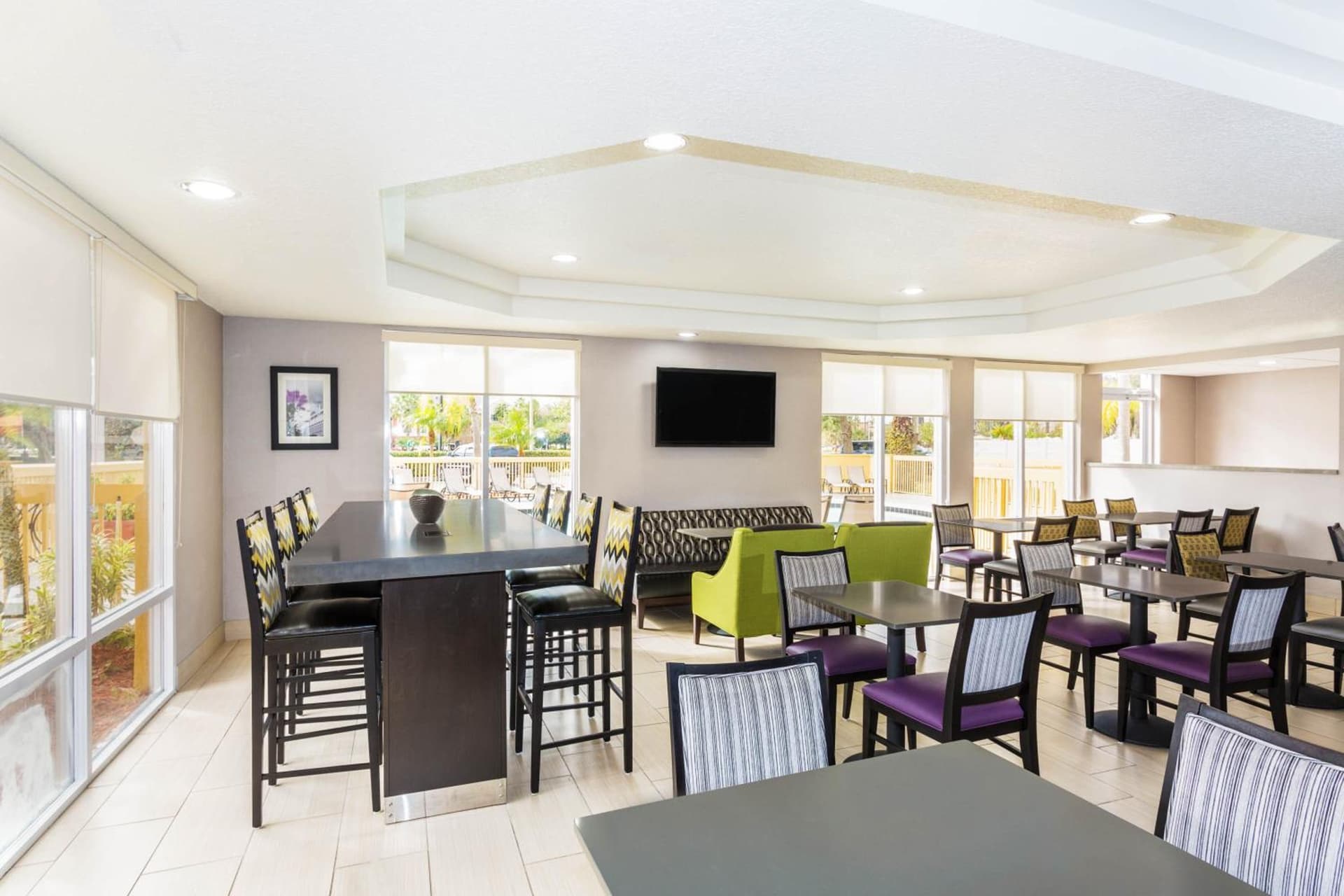 La Quinta by Wyndham Orlando Universal area - Free Shuttle to Universal gallery photo in Orlando, FL — image 11