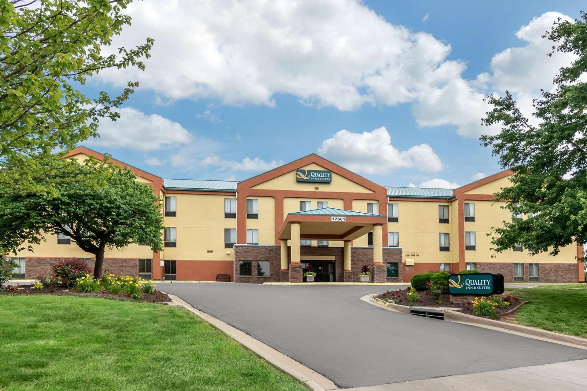 Quality Inn & Suites Lenexa Kansas City featured exterior or lobby in Lenexa, KS — similar hotel